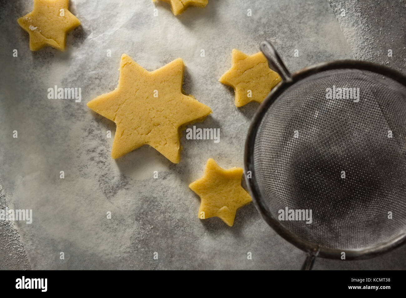 Close-up of star shape cookies sur la farine avec tamis Banque D'Images