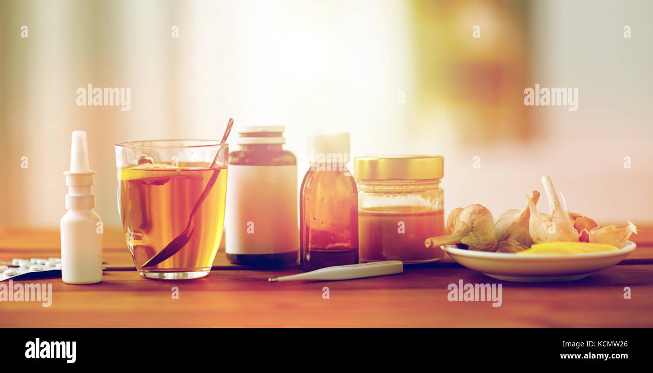 La drogue, thermomètre, le miel et une tasse de thé sur bois Banque D'Images