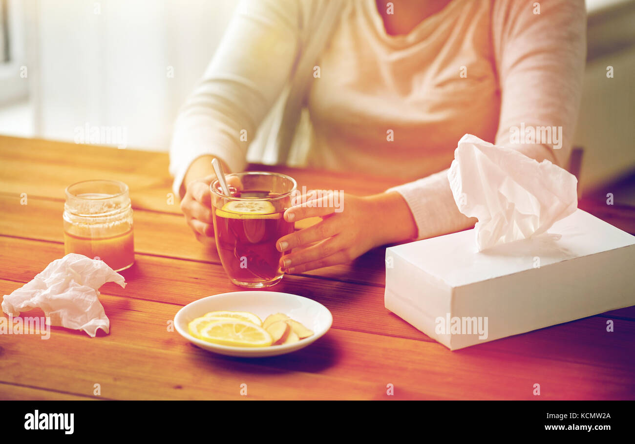 Portrait de femme malade de boire du thé au citron Banque D'Images