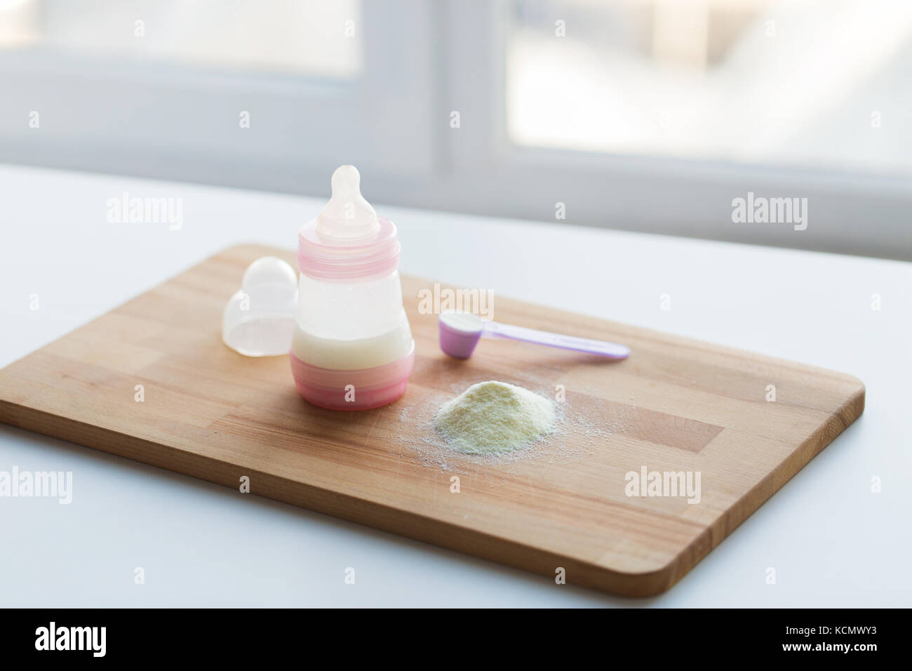 Les préparations pour nourrissons, bouteille de bébé et écope à bord Banque D'Images