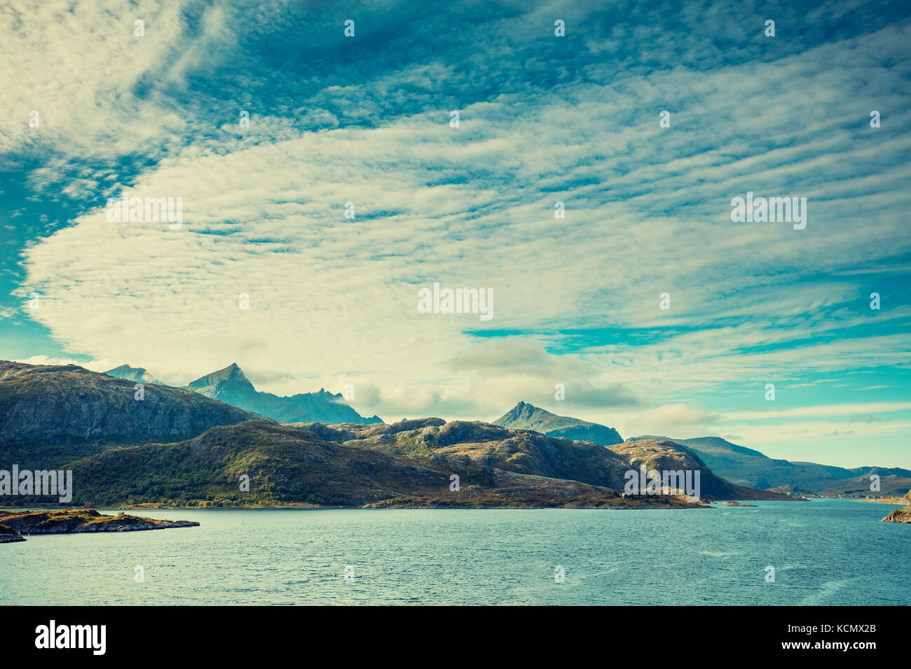 Vue panoramique sur le fjord. Les îles Lofoten, Norvège Banque D'Images