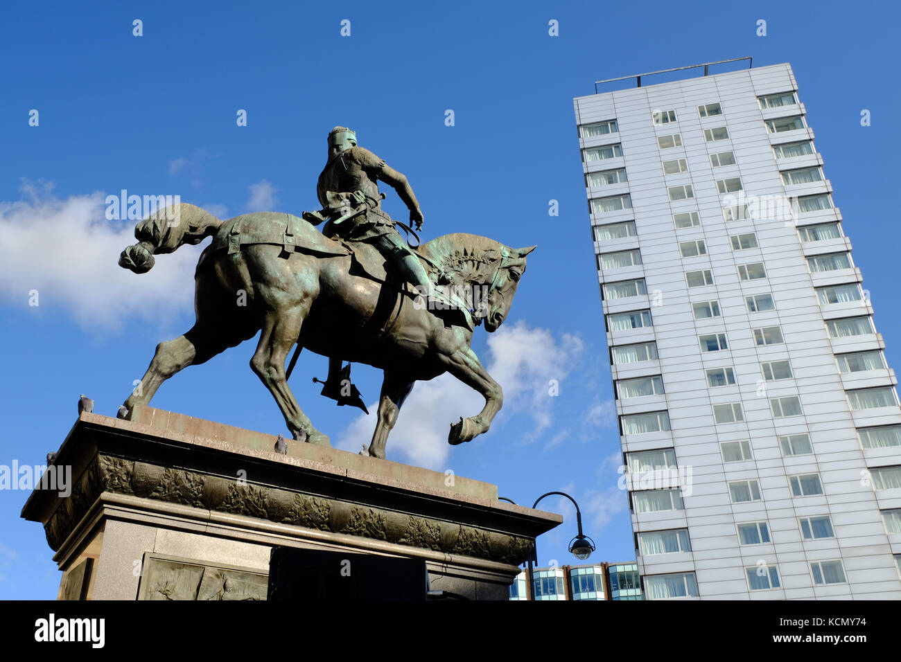 La célèbre statue d'Edward de Woodstock, alias Edward the Black Prince, à City Square dans la ville de Leeds, West Yorkshire, Royaume-Uni Banque D'Images