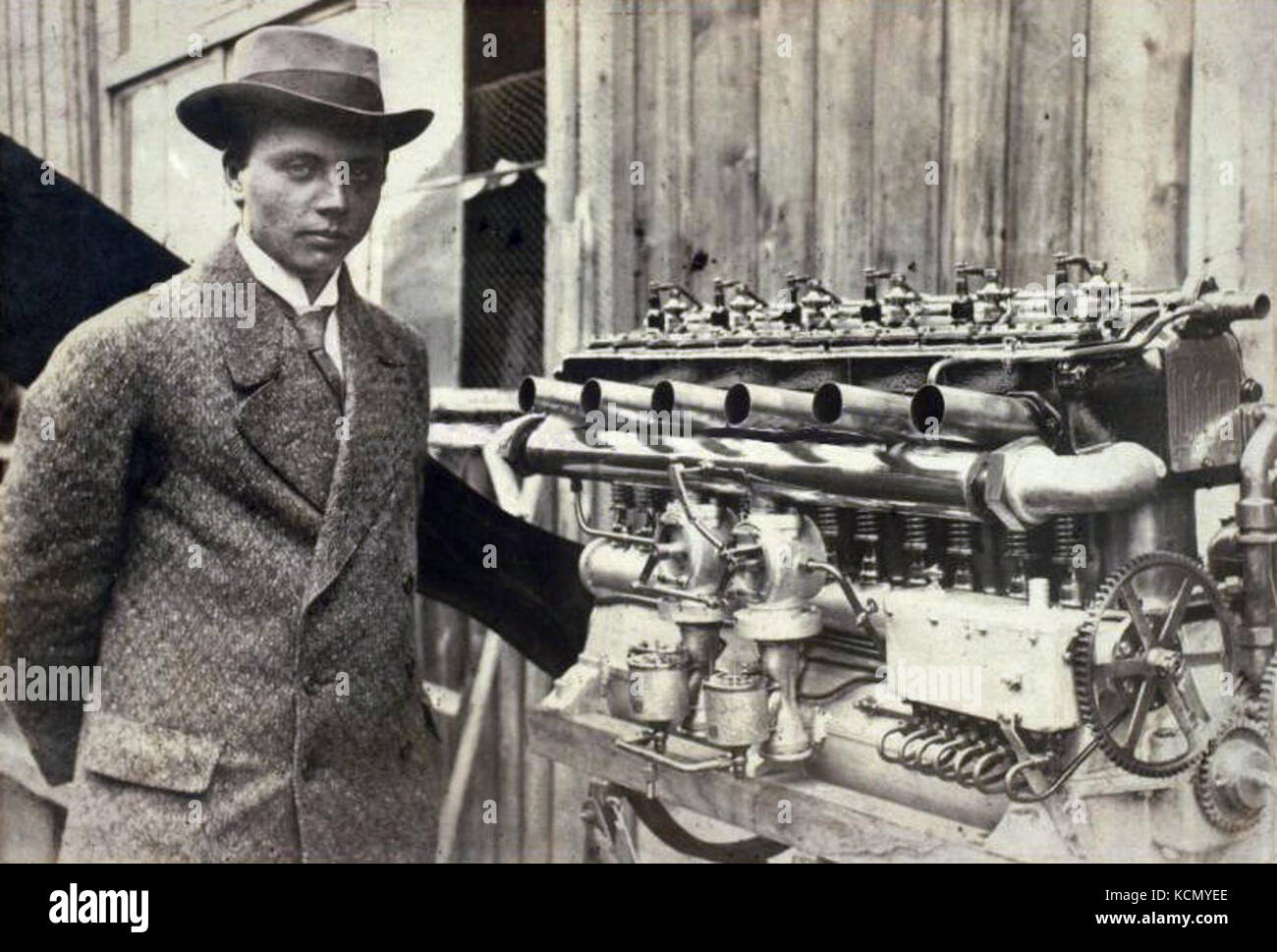 Gustav Otto avec un moteur d'avion Argus Banque D'Images