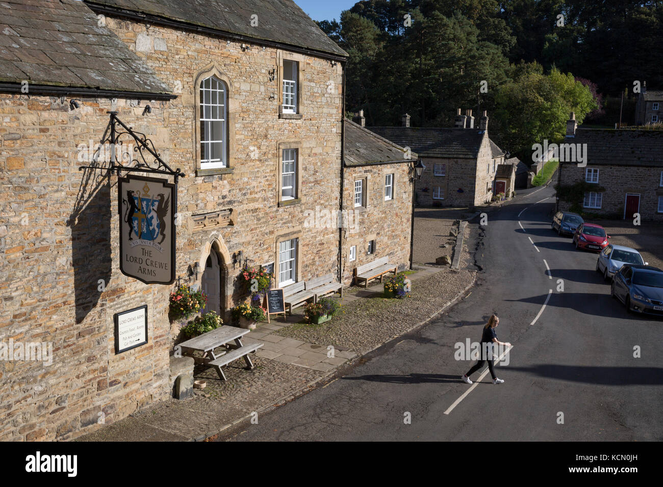 L'A6306 en passant le Lord Crewe Arms Hotel dans le village de Northumbrian Blanchland le 29 septembre 2017, dans la région de Blanchland, Northumberland, Angleterre. Blanchland est un village dans le Northumberland, en Angleterre, sur la frontière du comté de Durham. La population de la paroisse civile au recensement de 2011 était de 135. Blanchland a été formé à partir de la propriété de l'abbaye médiévale Blanchland par Nathaniel Équipage, 3 Baron d'équipage, l'évêque de Durham, 1674-1722. C'est un village classé, construit en grande partie de pierre de la demeure du 12ème siècle. Il propose des maisons pittoresques, dans un contexte de profonde woo Banque D'Images