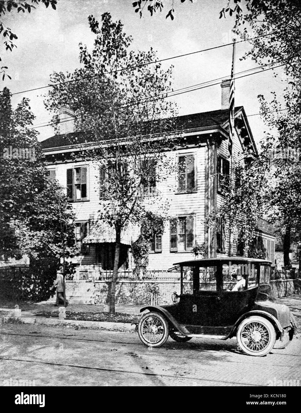 Cette image, tirée de l’édition de 1921 du magazine collier, représente la maison d’Abraham Lincoln à Springfield. La maison est historiquement importante car elle a été la résidence de Lincoln au début de sa carrière politique avant de devenir président. Banque D'Images Cette image, tirée de l’édition de 1921 du magazine collier, représente la maison d’Abraham Lincoln à Springfield. La maison est historiquement importante car elle a été la résidence de Lincoln au début de sa carrière politique avant de devenir président. Banque D'Images
