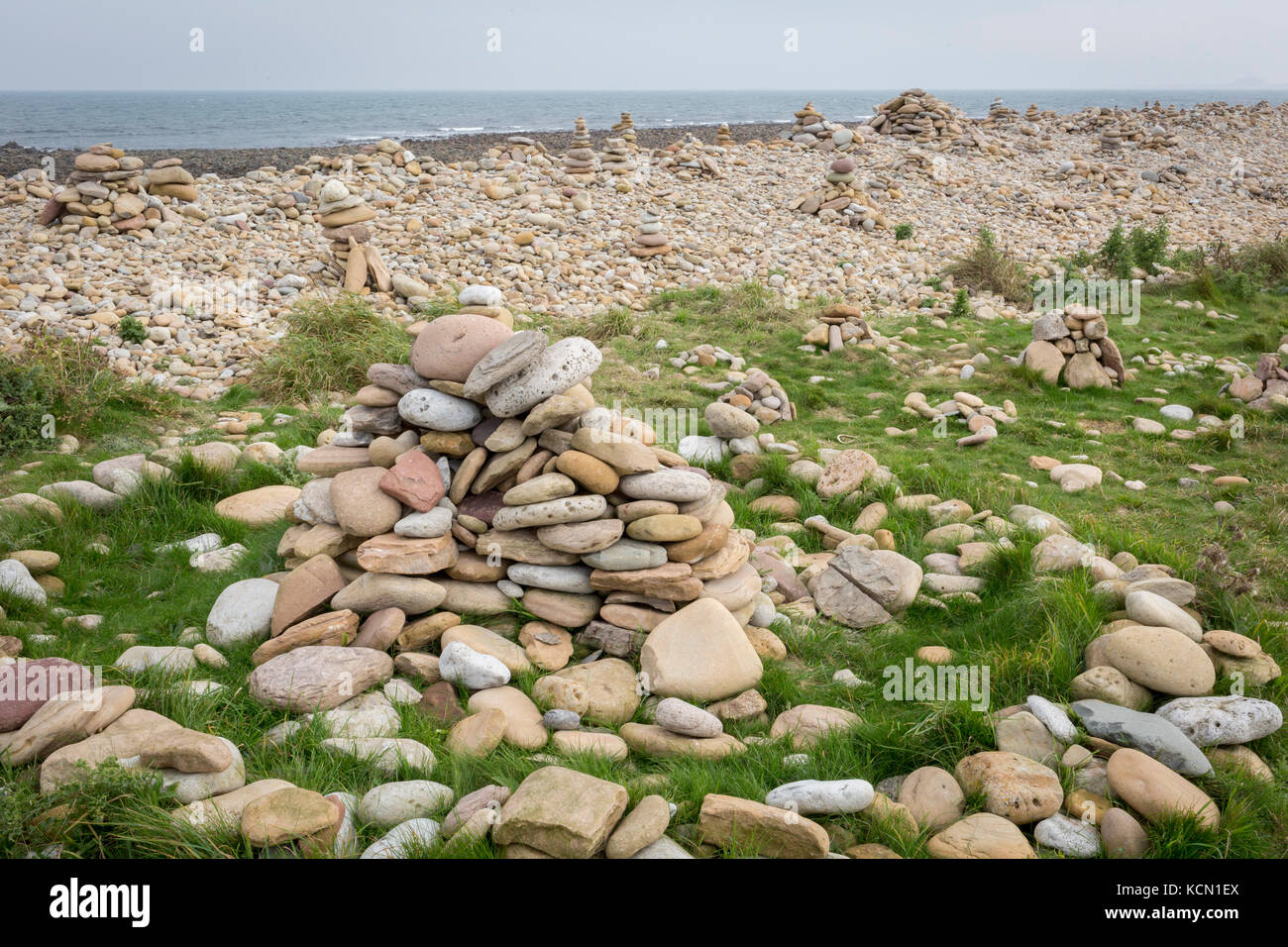 Tas de pierres et rochers dans le paysage côtier sur l'Île Sainte, le 27 septembre 2017, sur l'île de Lindisfarne, Northumberland, Angleterre. L'île sacrée de Lindisfarne, également connu simplement comme Holy Island, est une île au large de la côte nord-est de l'Angleterre. Holy Island a une histoire enregistrée à partir de la 6ème ANNONCE de siècle ; il a été un centre important de l'Anglo-saxon, celte et le christianisme. Après les invasions vikings et la conquête normande de l'Angleterre, un prieuré a été rétablie. Banque D'Images