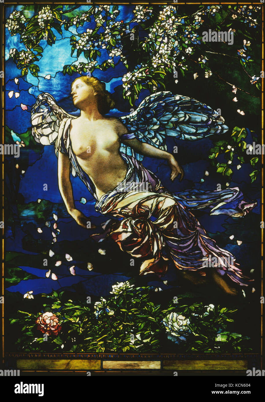 Cette œuvre, « American Spring », a été conçue par John la Farge, un artiste américain connu pour ses vitraux. Il reflète sa maîtrise dans la capture de l'essence du printemps à travers des dessins de verre complexes. Banque D'Images