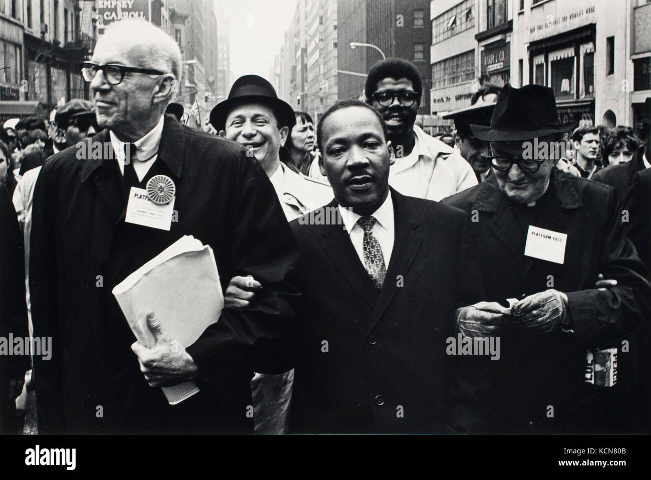 Benoît J. Fernandez Dr Benjamin Spock, le Dr King, et monseigneur de riz en mars Pittsburgh le défilé de jour de solidarité à... Banque D'Images