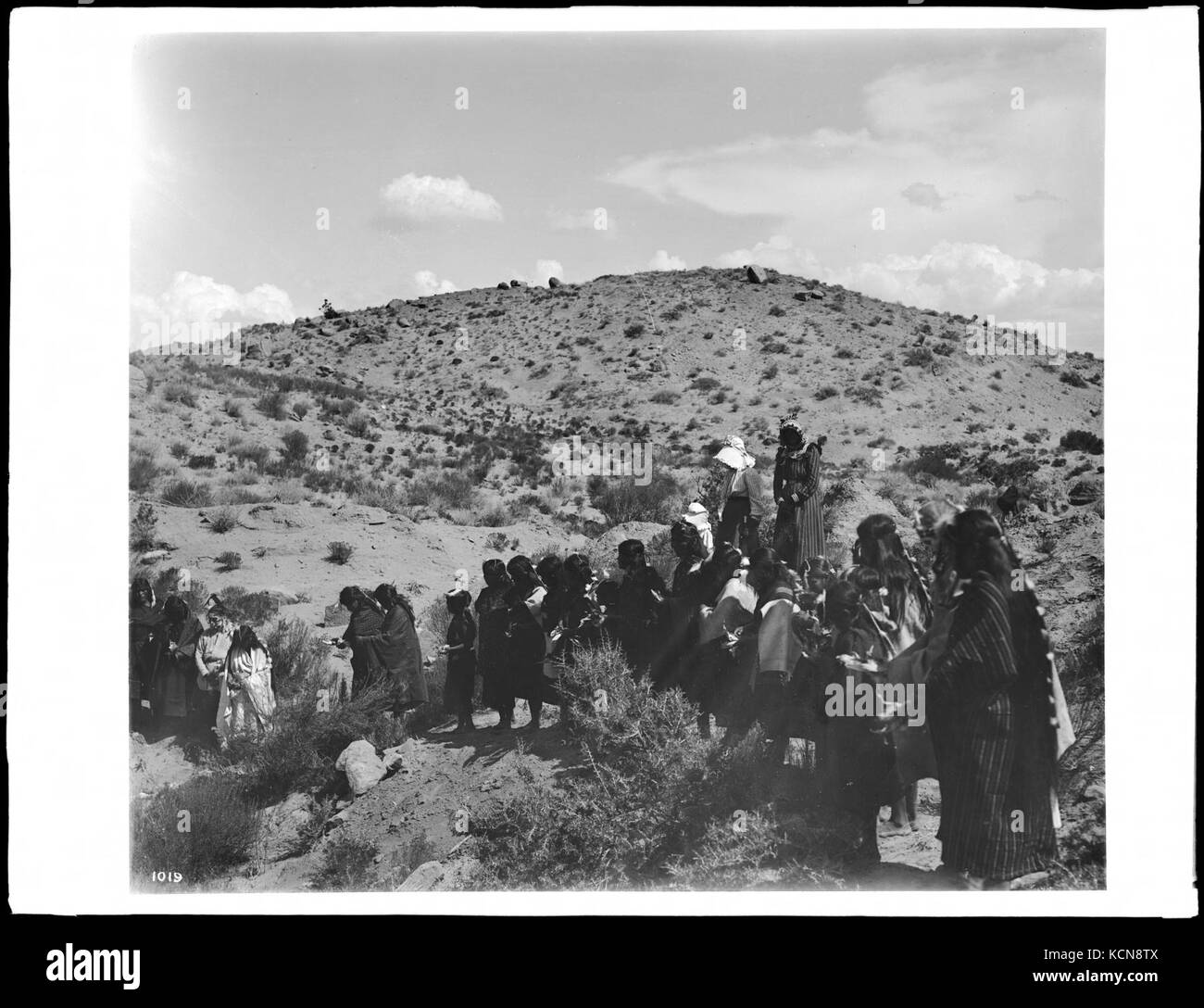 Groupe d'environ 25 femmes se tenant debout sur le côté d'une colline dans la flûte indienne Hopi danse à Oraibi, ca.1901 (1019) du SHC Banque D'Images