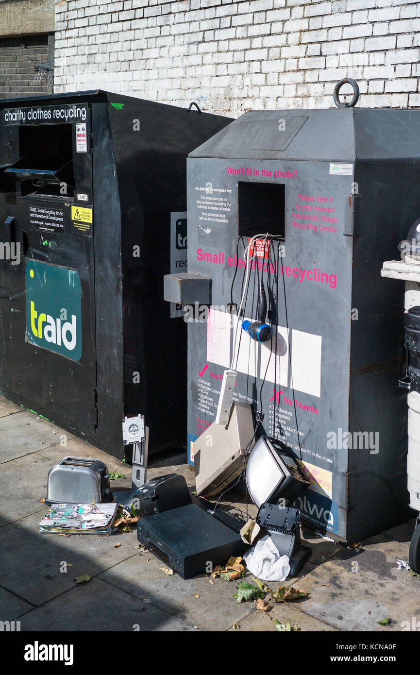 Londres - Recyclage une rangée de bacs de recyclage à Shoreditch à l'Est de Londres Banque D'Images