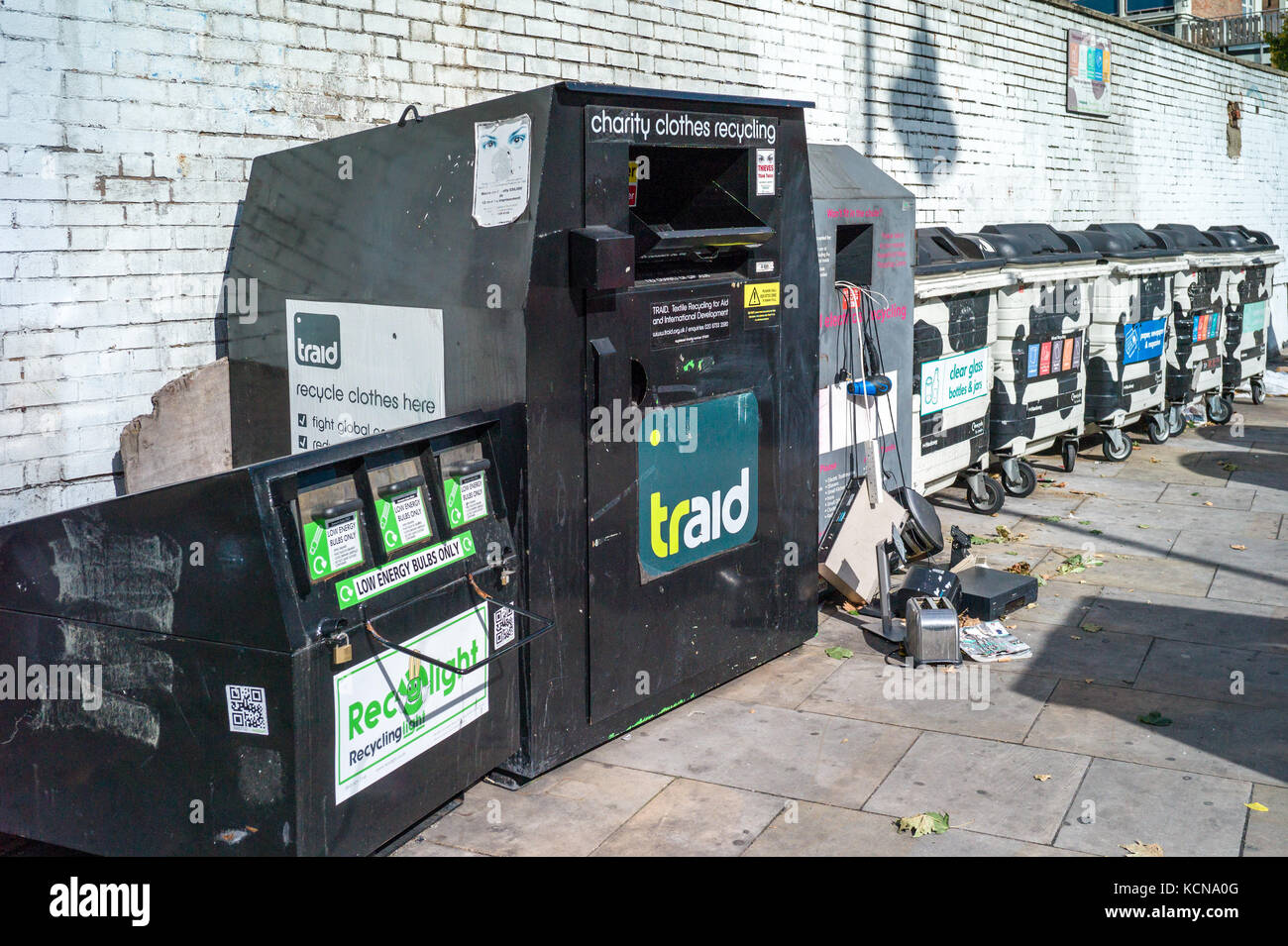 Londres - une ligne de recyclage de boîtes de recyclage à Shoreditch à l'Est de Londres Banque D'Images