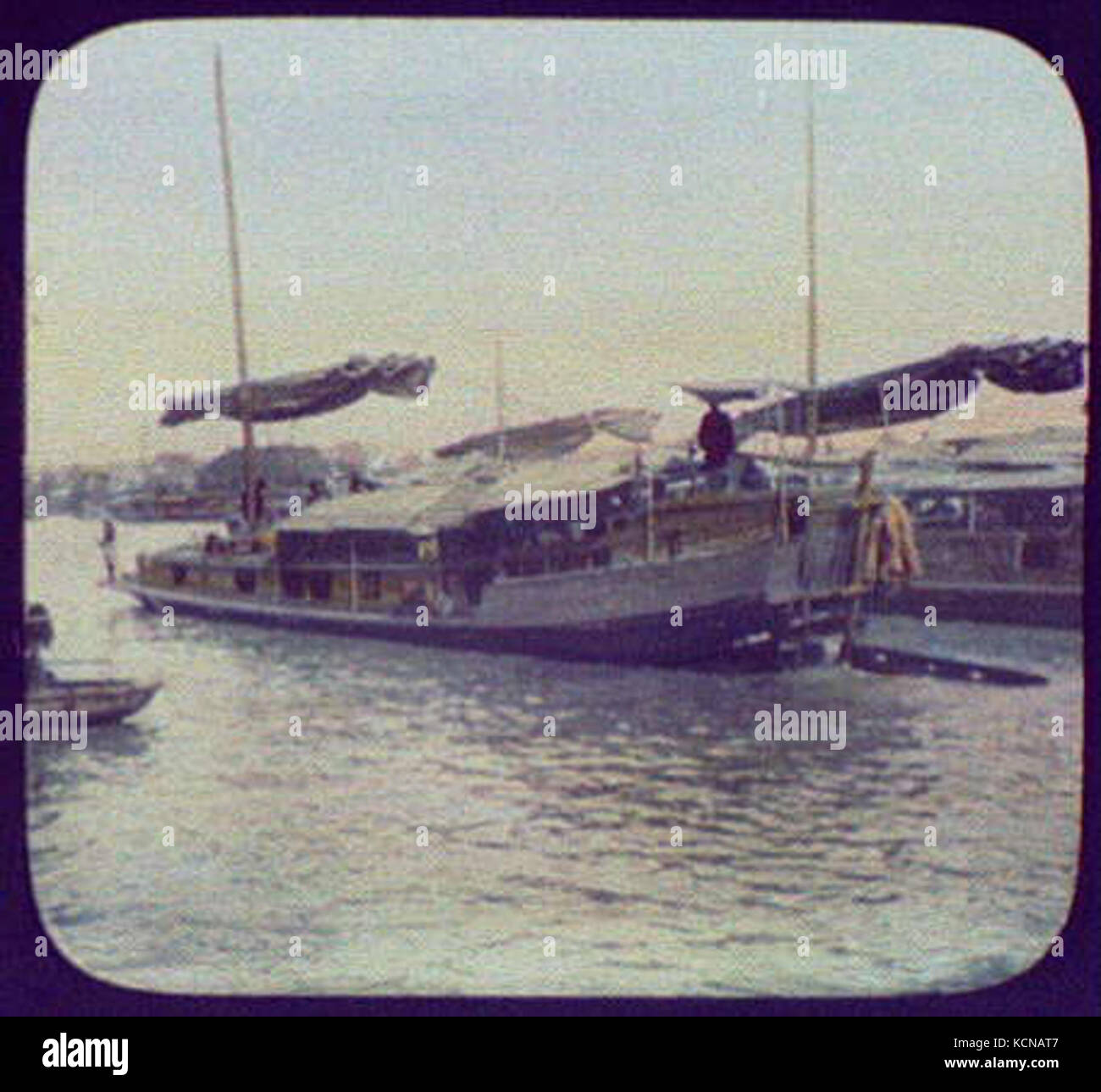 L'image représente des jonques cantonaises traditionnelles sur la rivière des perles. Ces bateaux emblématiques sont utilisés depuis des siècles pour le commerce et le transport, mettant en valeur la culture maritime du sud de la Chine. Banque D'Images