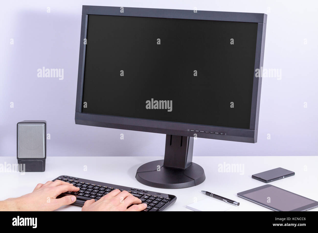 Vierge noire moniteur pc et les mains sur le clavier 24. Banque D'Images