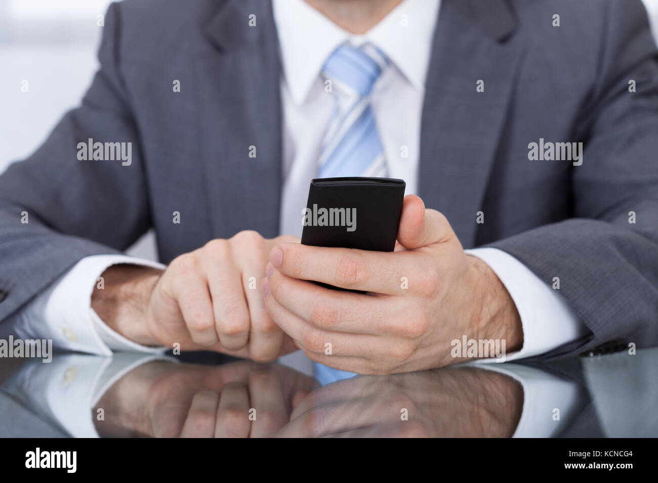 Close-up de l'entreprise Holding Cellphone in Hand Banque D'Images