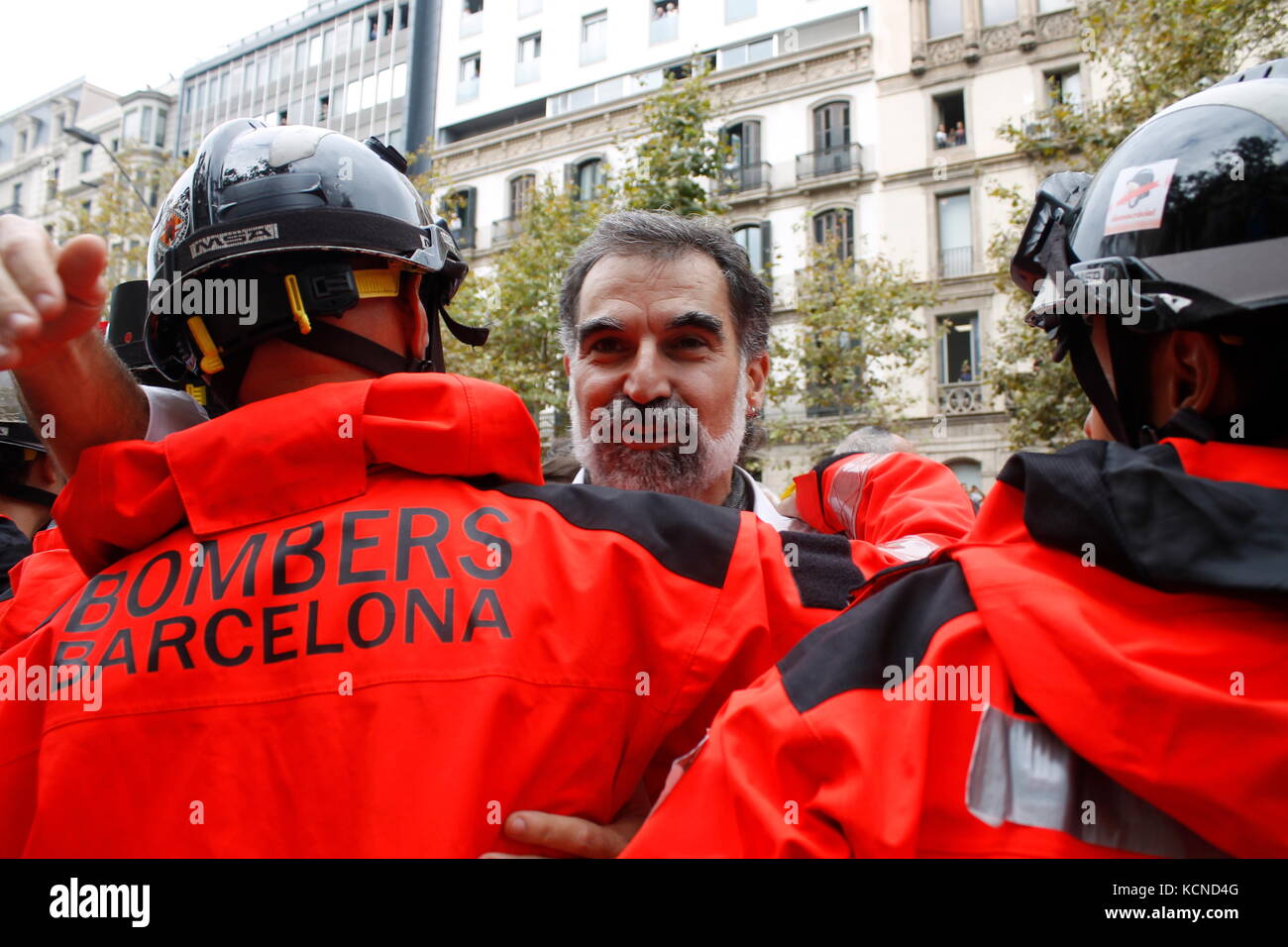 Barcelone, Espagne. 3 octobre 2017. Jordi Cuixart, président d'Omnium , salua les pompiers qui ont assourdi la manifestation deux jours après le référendum. Banque D'Images