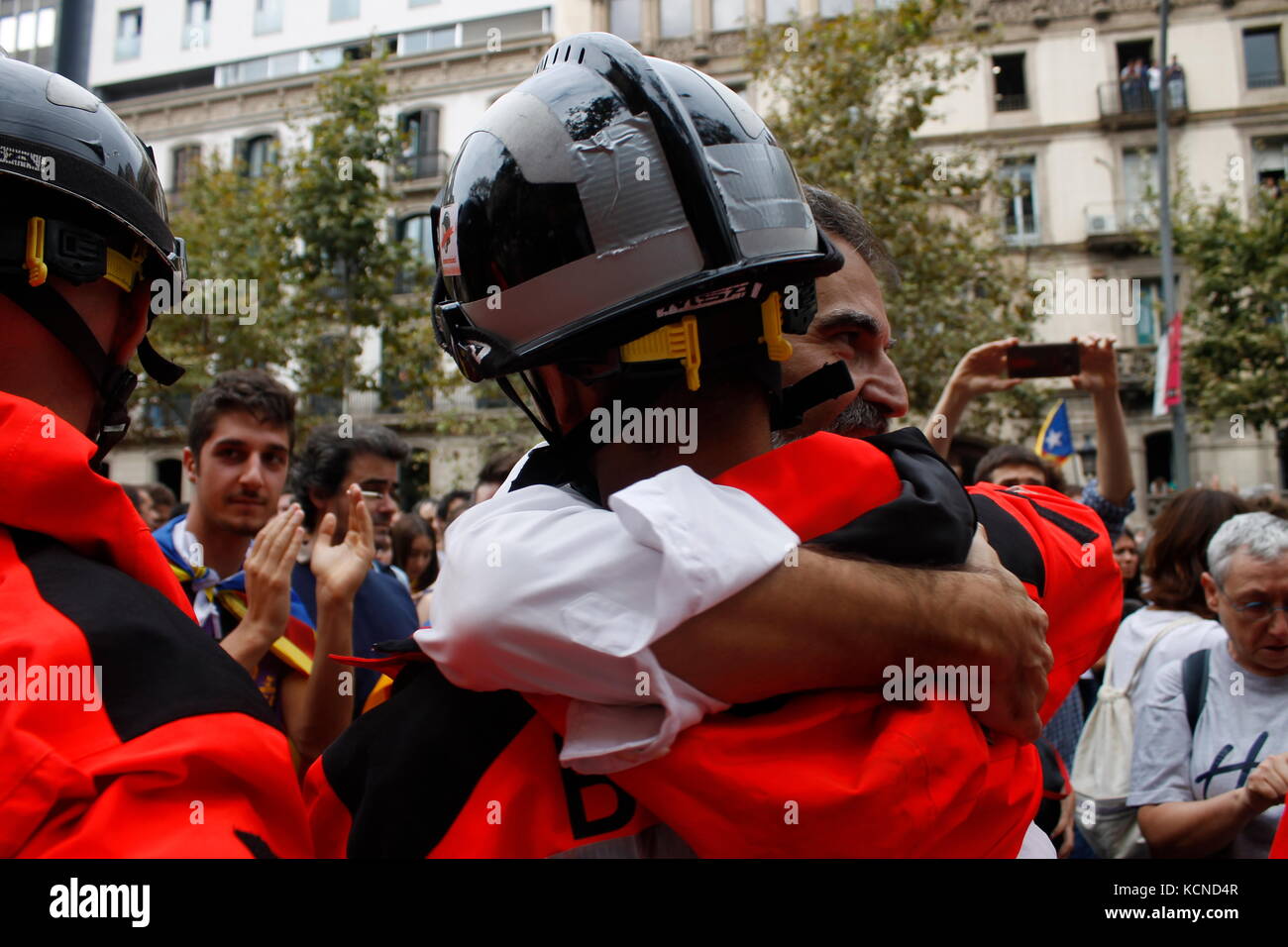 Barcelone, Espagne. 3 octobre 2017. Jordi Cuixart, président d'Omnium , salua les pompiers qui ont assourdi la manifestation deux jours après le référendum. Banque D'Images