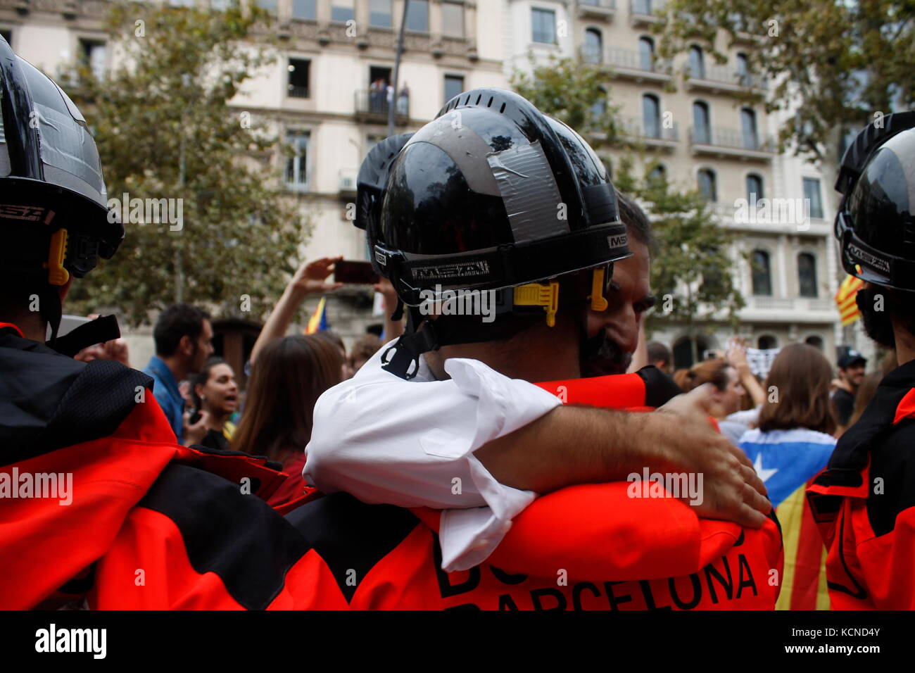 Barcelone, Espagne. 3 octobre 2017. Jordi Cuixart, président d'Omnium , salua les pompiers qui ont assourdi la manifestation deux jours après le référendum. Banque D'Images