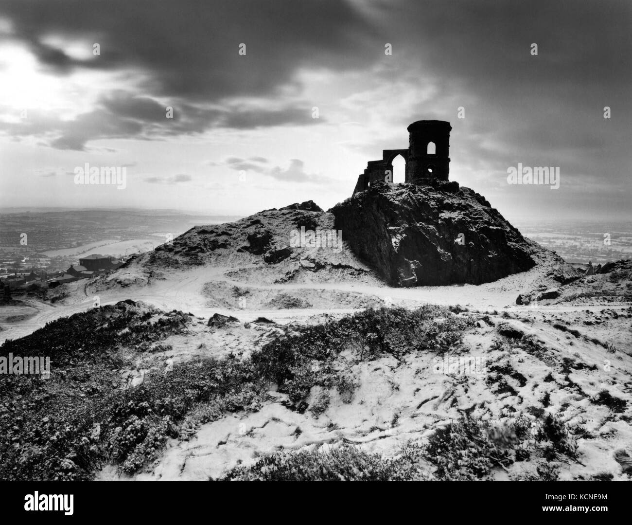 Voir SW de Mow Cop folie du 18ème sommet de château sur la colline de tonte sur Cheshire/Staffordshire frontière. Au-dessous de la zone utilisée pour les célébrations (Lammastide Mow se réveille). Banque D'Images