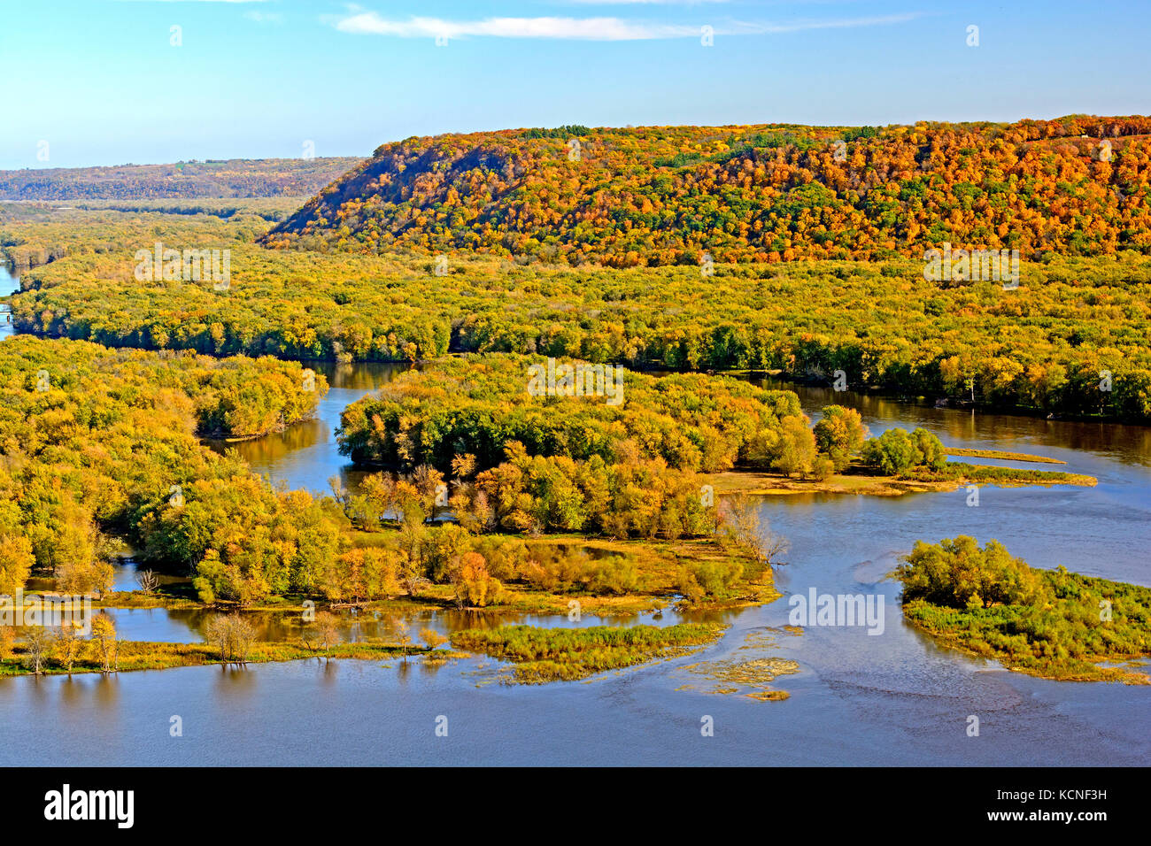Falaises colorées au-dessus du confluent de la Wisconsin et du fleuve Mississippi à l'automne Banque D'Images