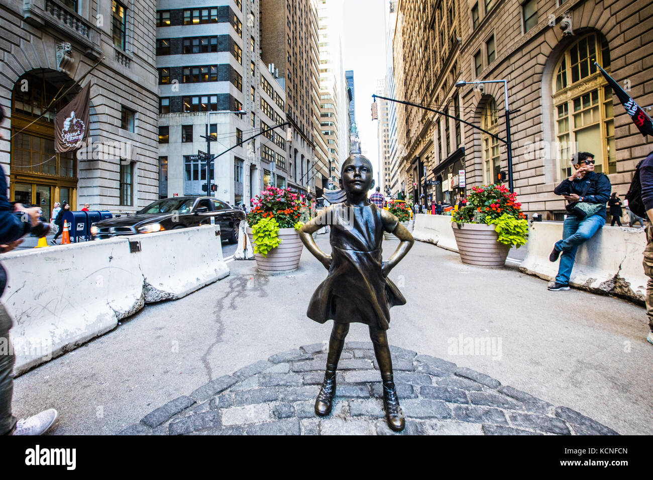 Jeune fille intrépide, sculpture en bronze de Kristen Visbal, centre-ville de Manhattan, New York City Banque D'Images