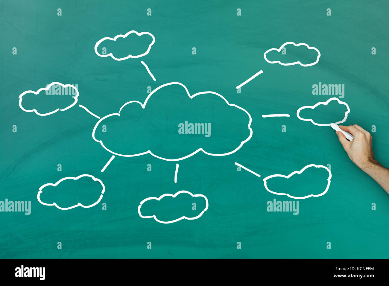 Main tenant le cloud computing concept dessin à la craie sur tableau noir vert Banque D'Images