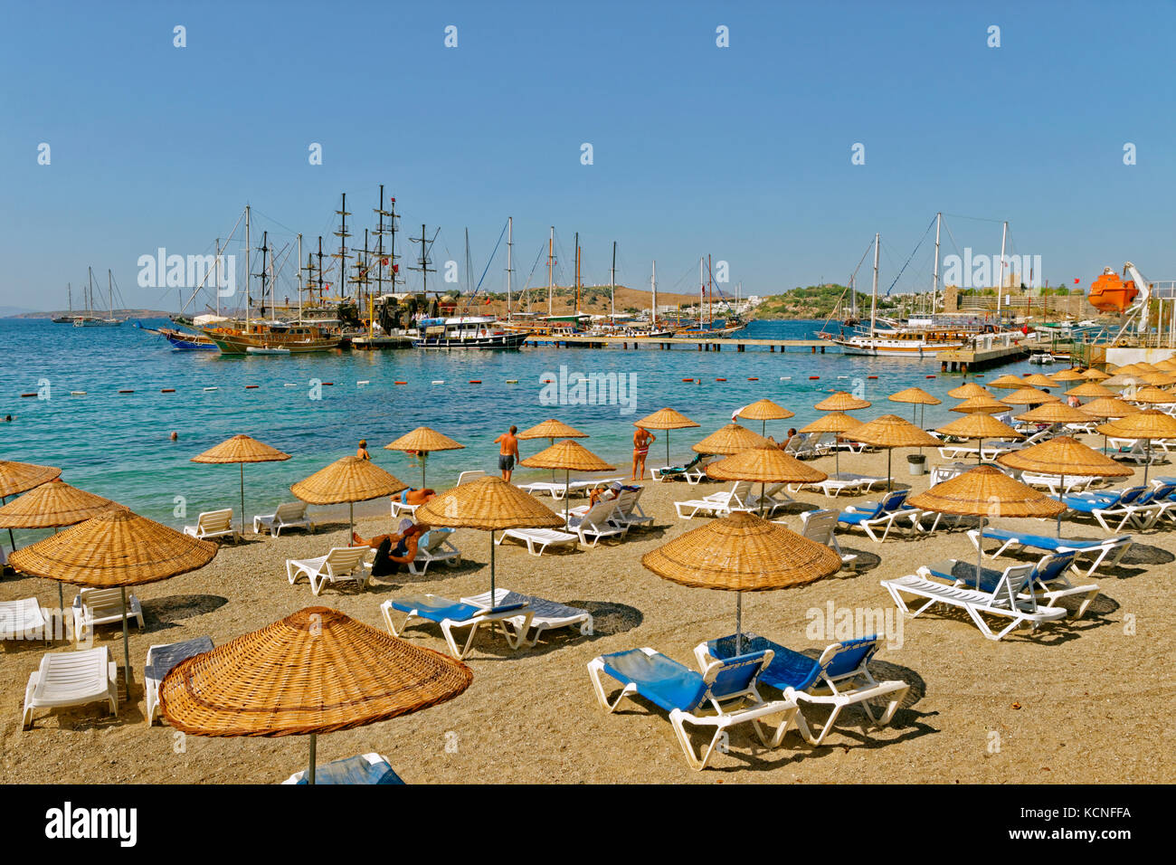 Plage publique à Bodrum et le day-trip Boat Harbour, péninsule de Bodrum, Province de Mugla, Turquie. Banque D'Images