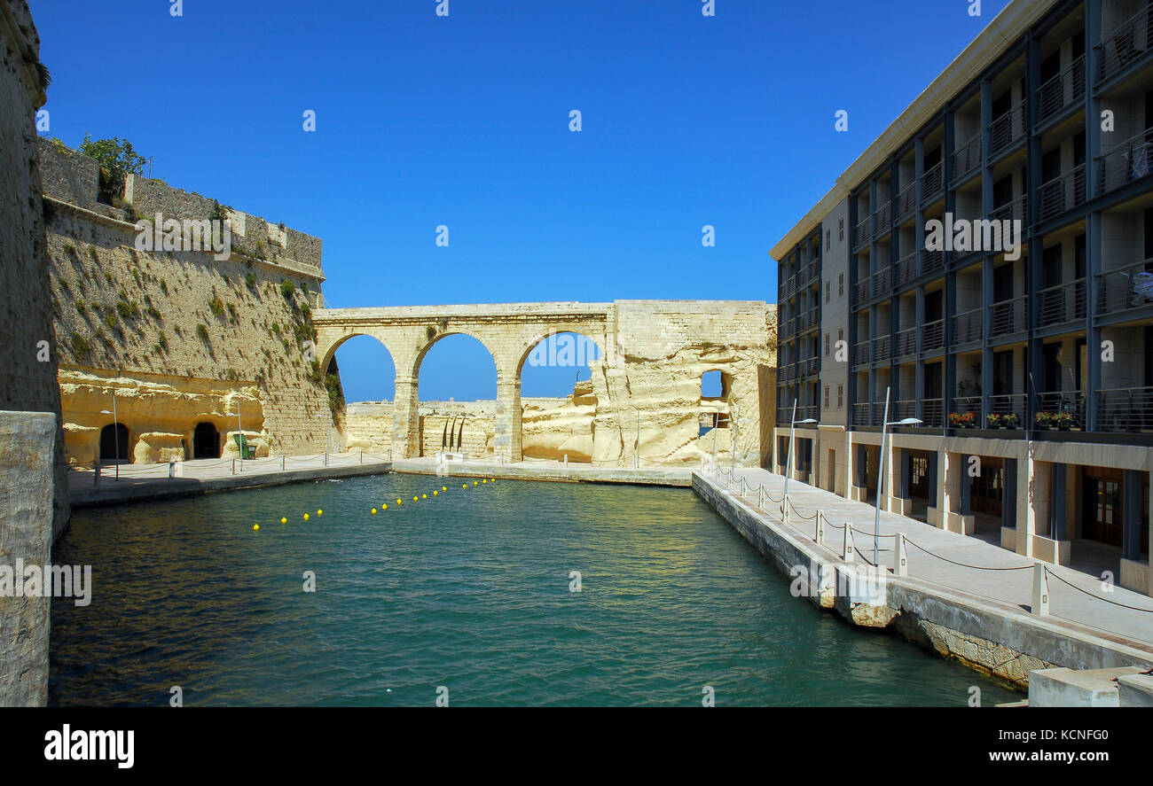 Bâtiments entre le port de plaisance de Vittoriosa et le fort Saint-Ange,Vittoriosa,Malte,2007. Banque D'Images