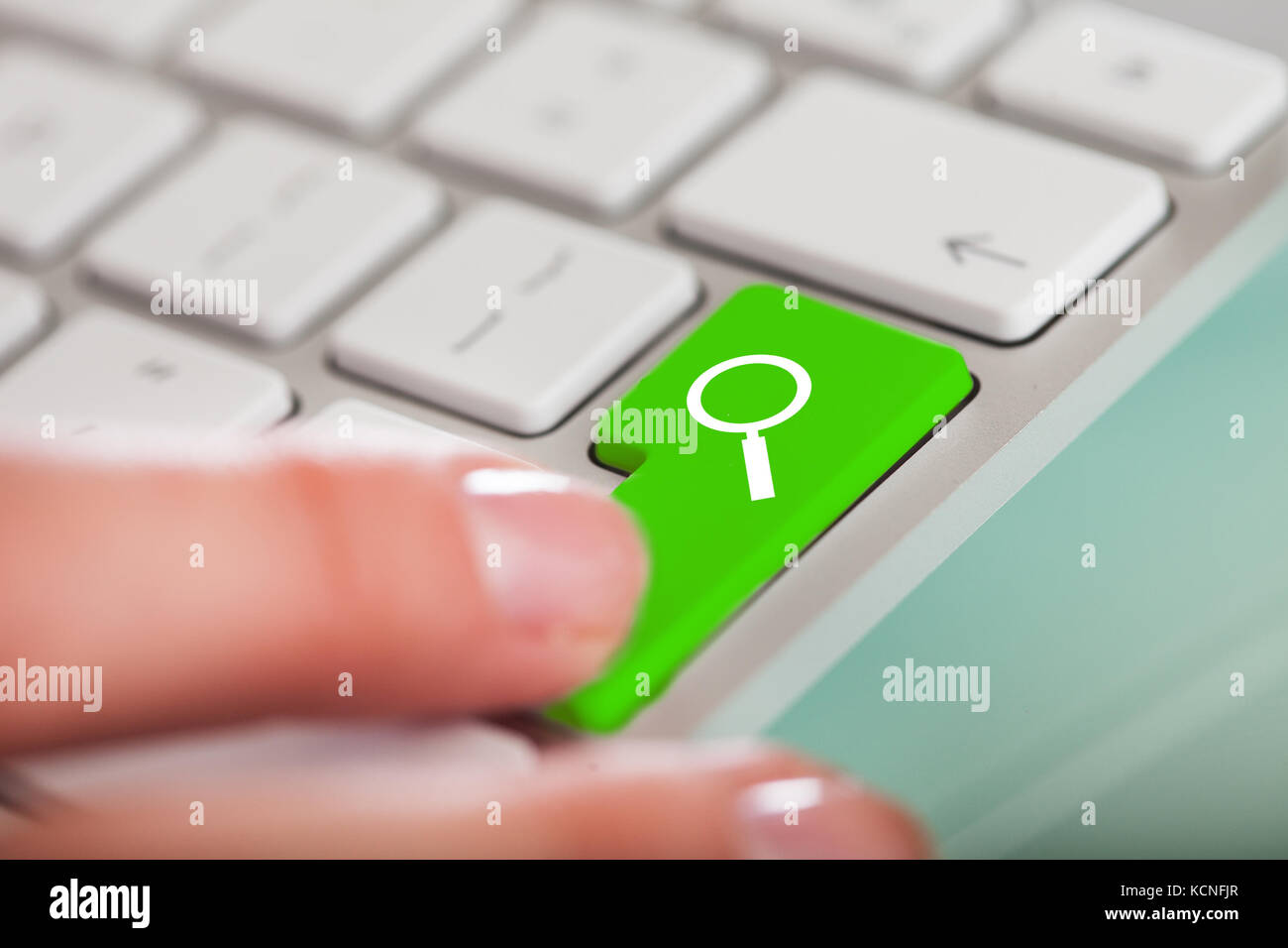 Close-up of Main sur Search Enter du clavier Banque D'Images