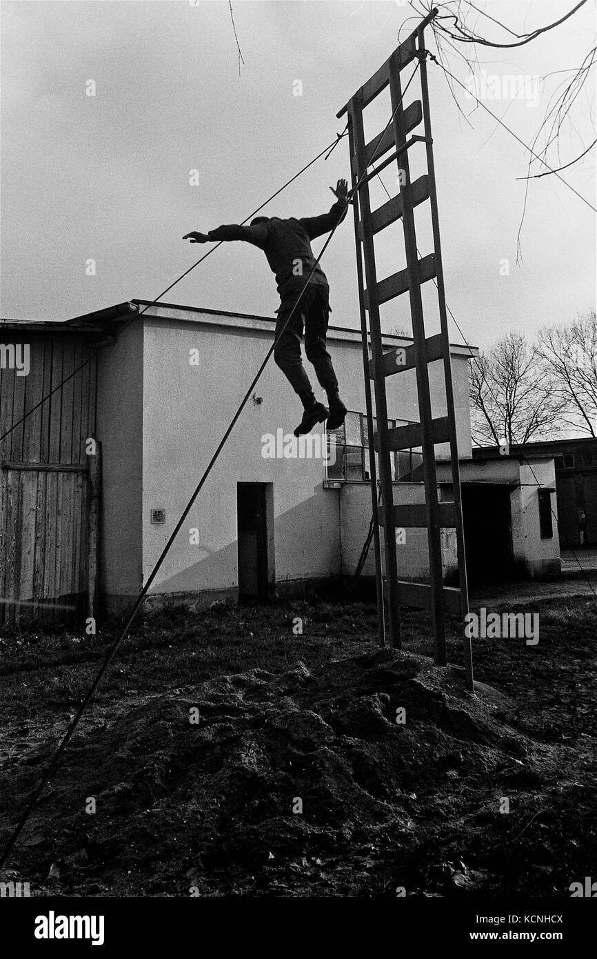 Le soldat français pratique un cours d'obstacle dans un baraque français, Offenburg, Allemagne de l'Ouest Banque D'Images