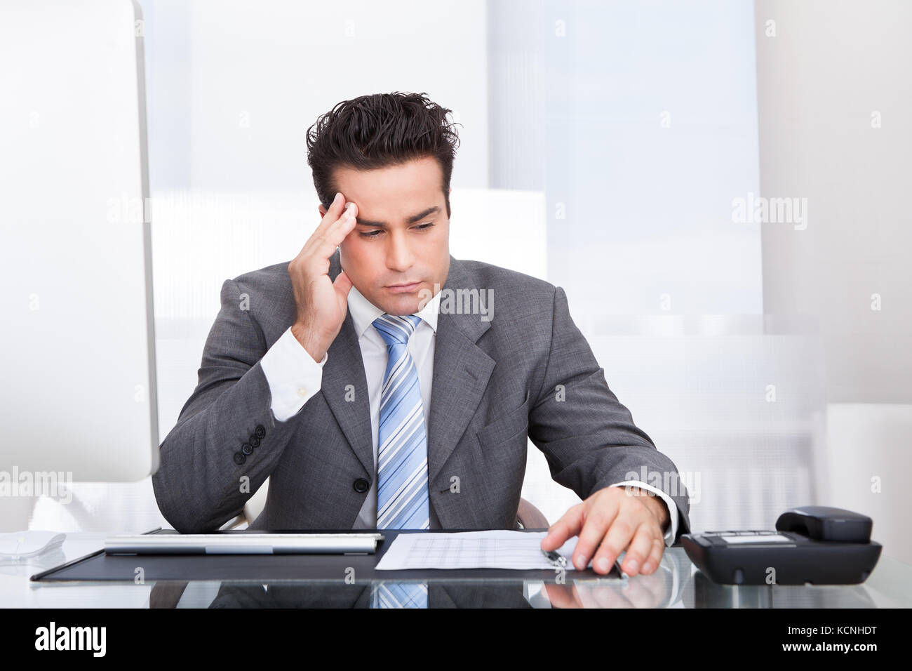Portrait of a souligné businessman sitting at desk Banque D'Images