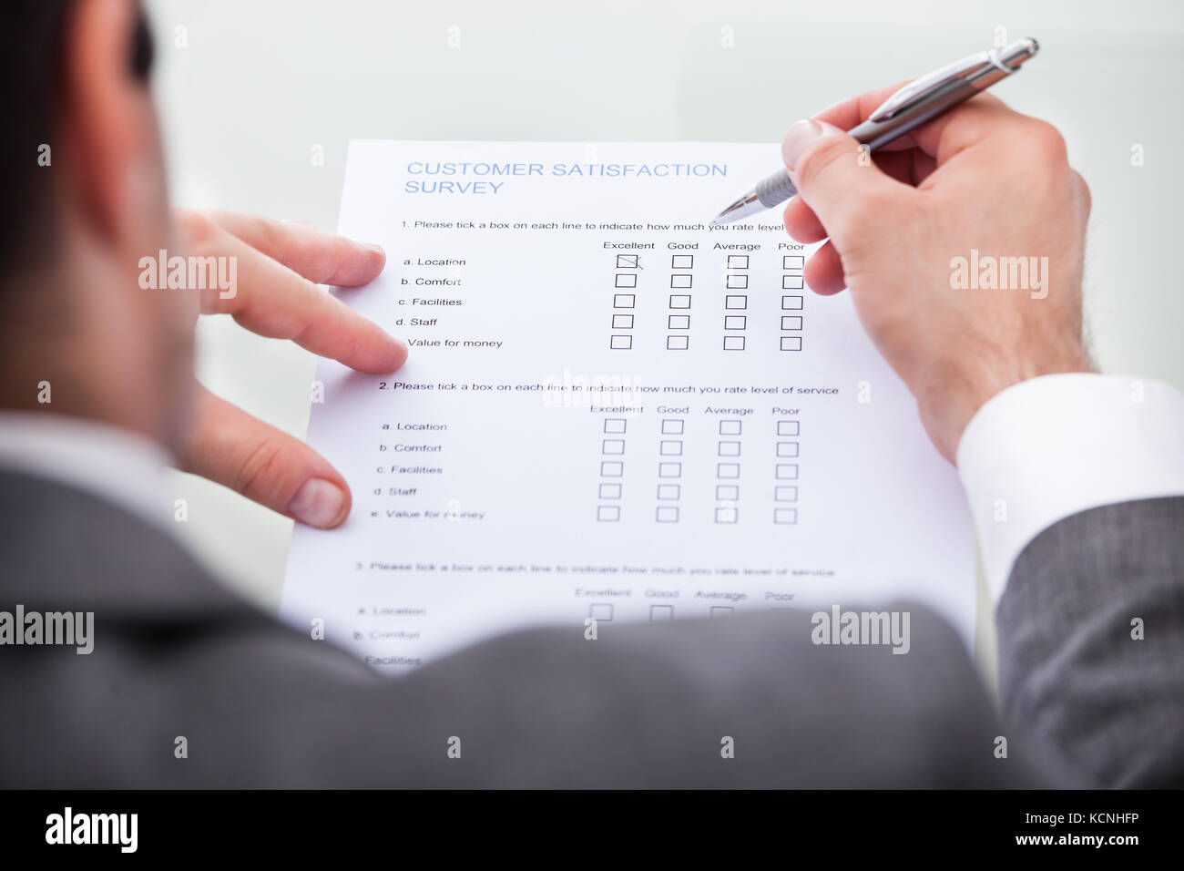 Close-up of businessman remplir formulaire d'enquête client Banque D'Images