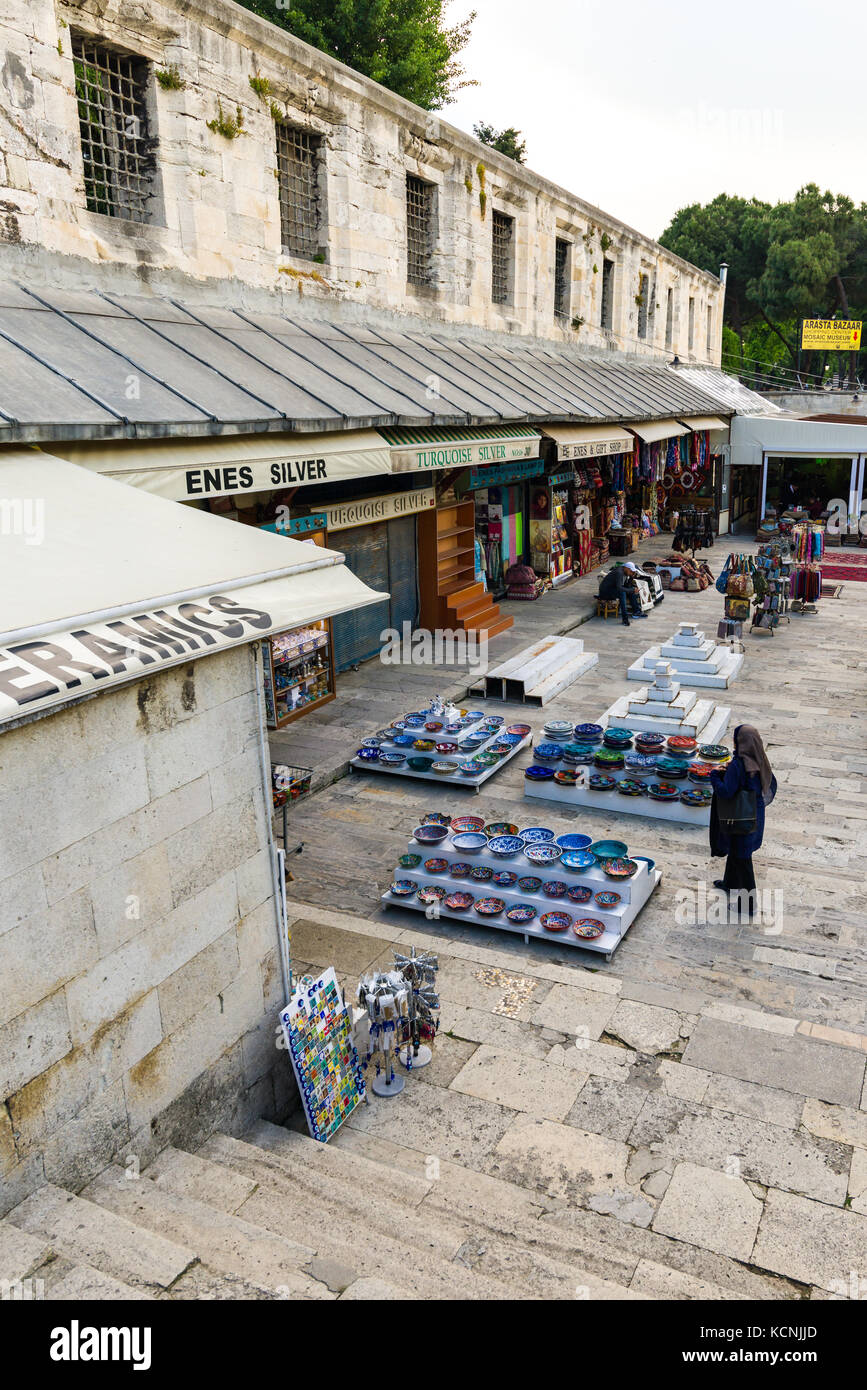 Une boutique à l'extérieur de la mosquée bleue avec des marchandises sur l'affichage, Istanbul, Turquie Banque D'Images