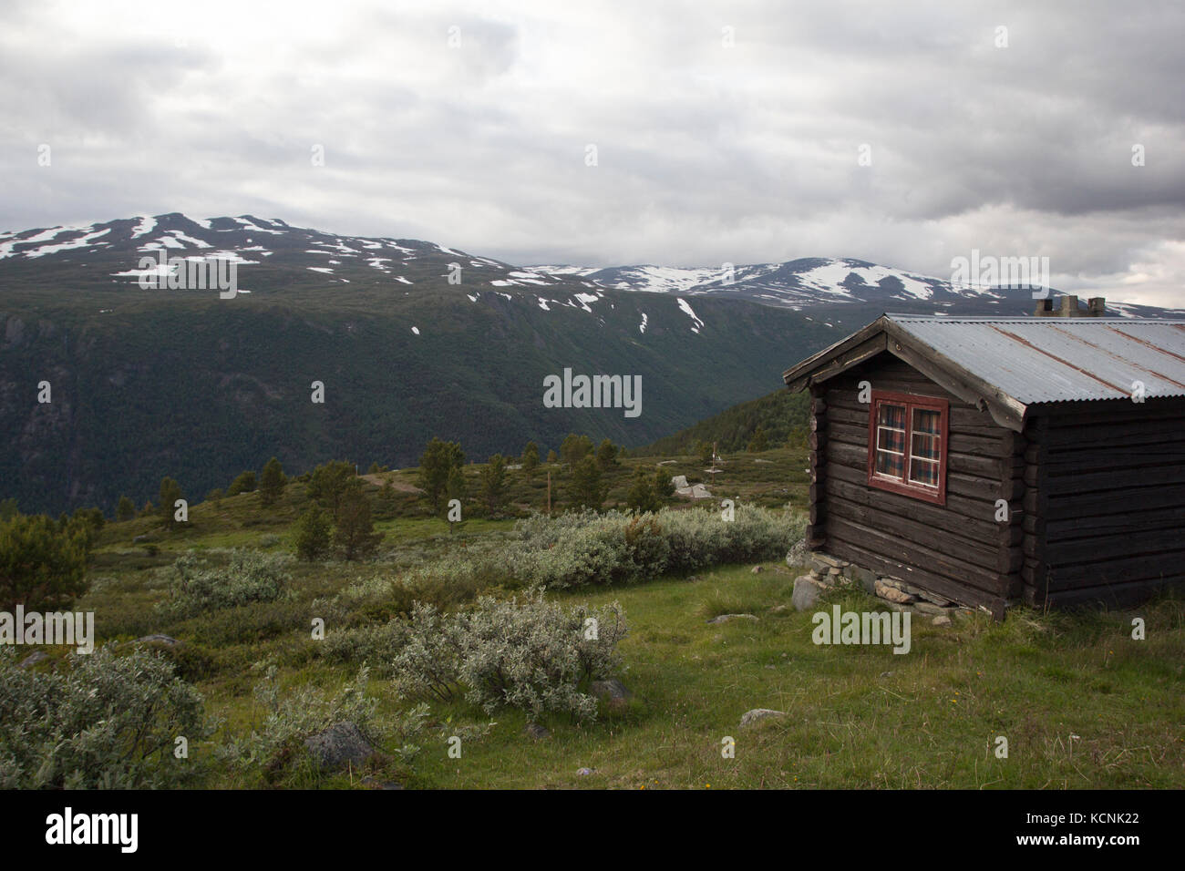 Un chalet dans les montagnes norvégiennes de jotunheimen un jour merveilleux. Banque D'Images