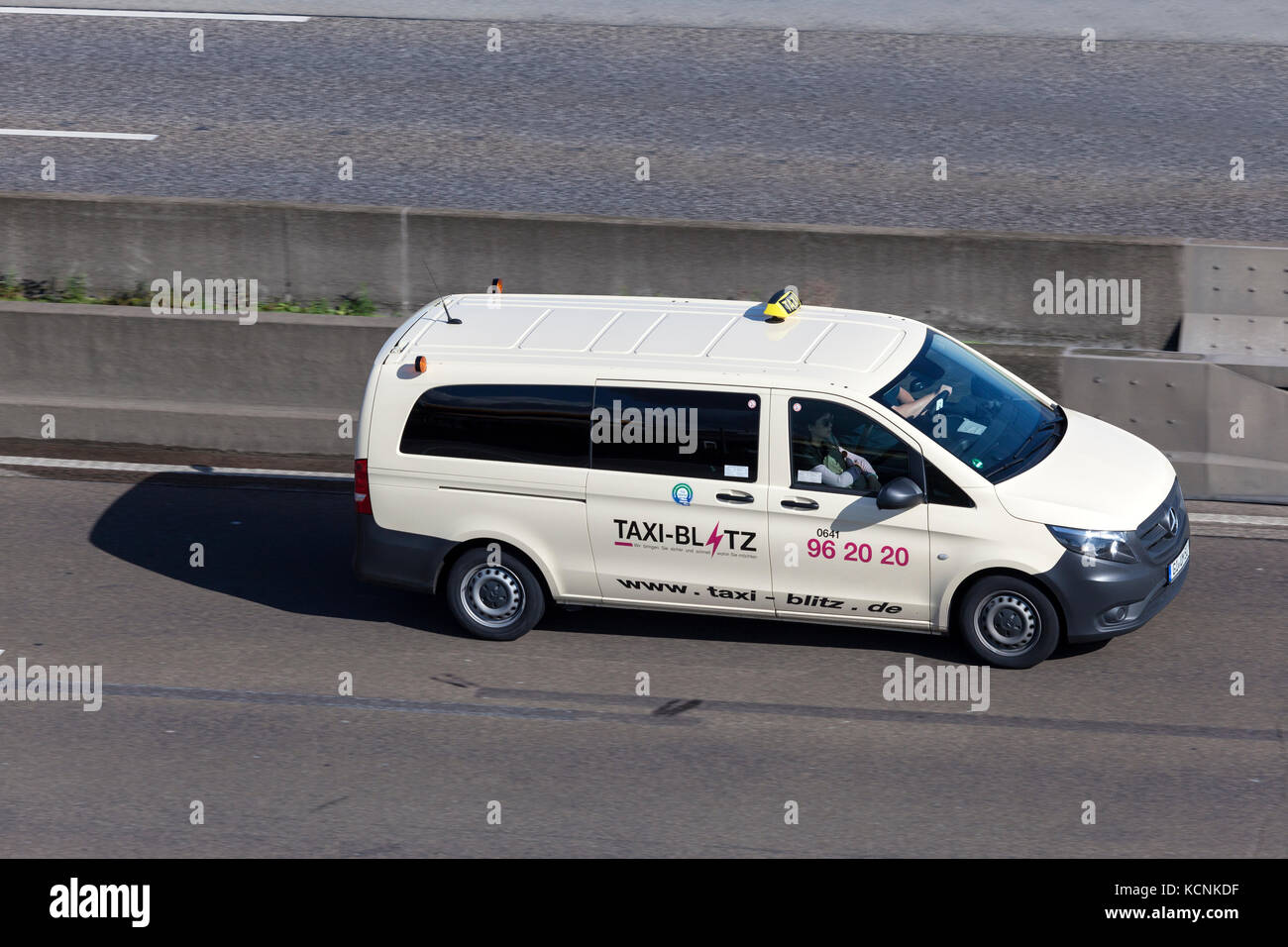 Francfort, Allemagne - Sep 19, 2017 : Mercedes Benz Vito taxi conduite sur l'autoroute en Allemagne Banque D'Images
