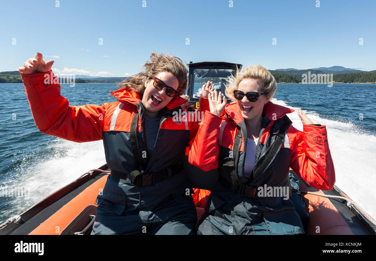 Deux amis font l'expérience d'une excursion d'observation des baleines depuis l'avant de leur zodiak, juste au sud de Seymour Narrows. Campbell River, île de Vancouver, Colombie-Britannique, Canada. Banque D'Images