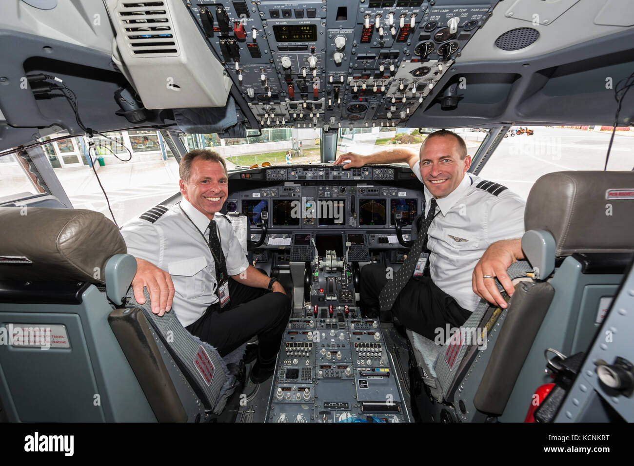 Vue intérieure d'un 737 cockpit et ses deux pilotes,la vallée de Comox Banque D'Images