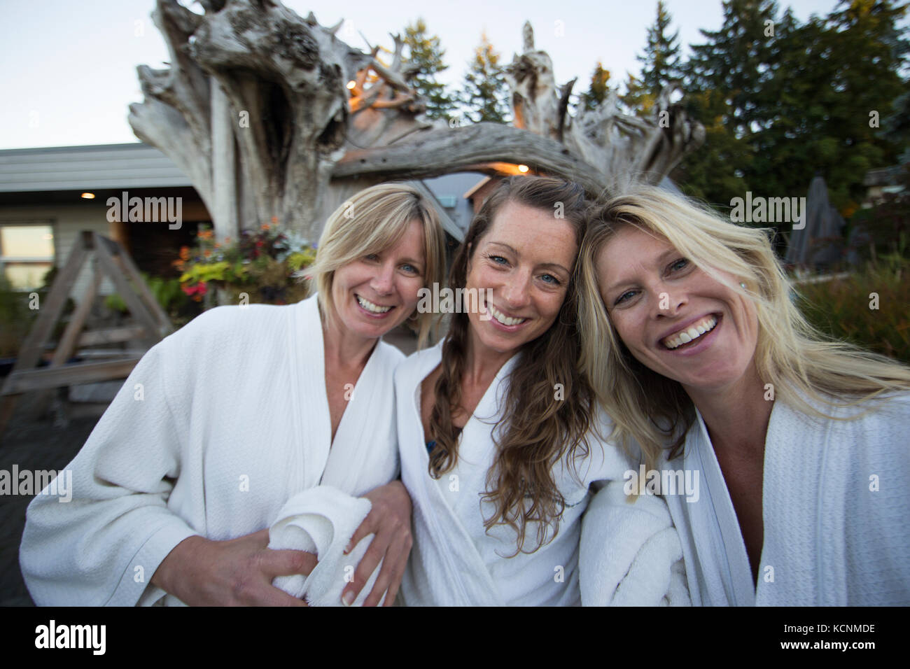 Trois copines de poser pour un portrait à la Kingfisher spa avant leur traitement. Courtenay, l'île de Vancouver, Colombie-Britannique, Canada Banque D'Images