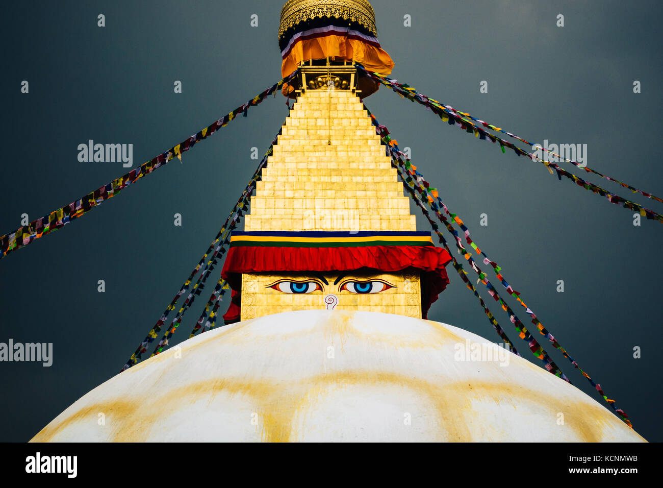 Stupa Boudhanath à Katmandou, au Népal. Les nuages orageux dans l'arrière-plan. Banque D'Images