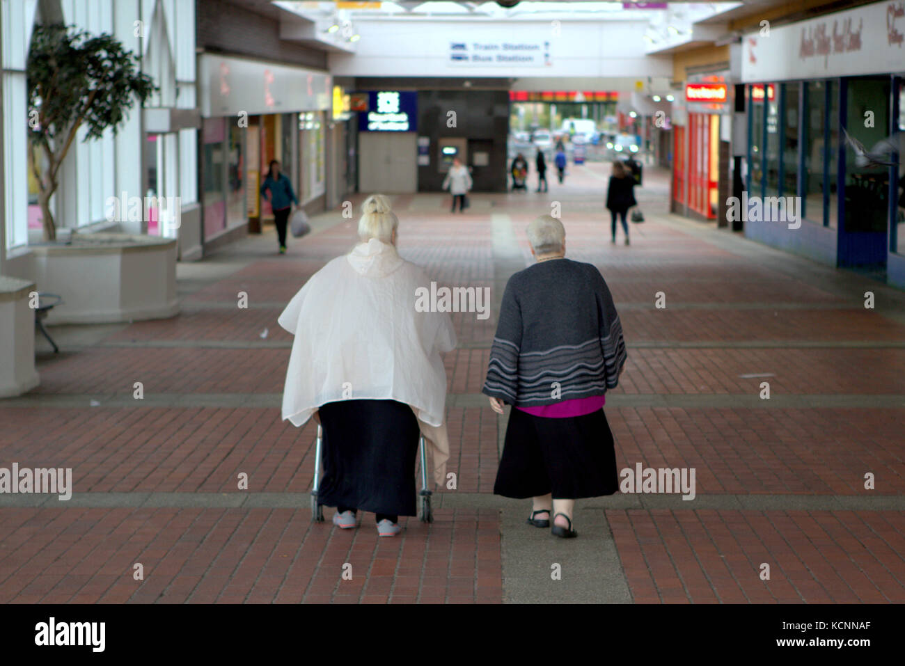 Deux grandes dames en surpoids gras malsain shopping et marche Royaume-Uni Banque D'Images