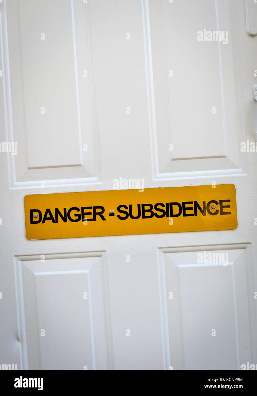 Panneau d'avertissement de subsidence sur la porte avant d'une propriété en bord de mer dans le Hampshire, au Royaume-Uni Banque D'Images