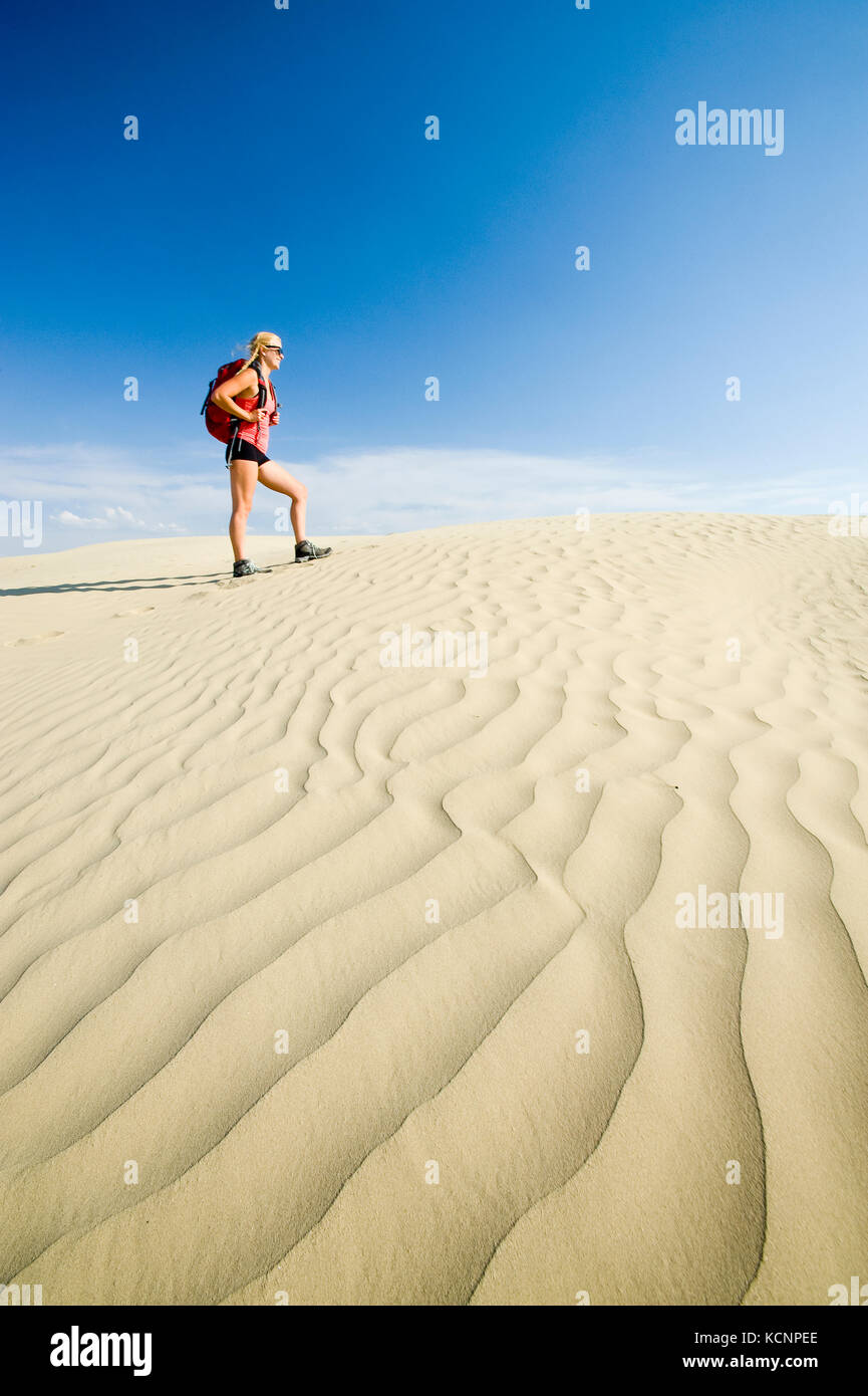 Girl hiking dans les grandes dunes de la Saskatchewan, près de Sceptre, Saskatchewan, Canada Banque D'Images