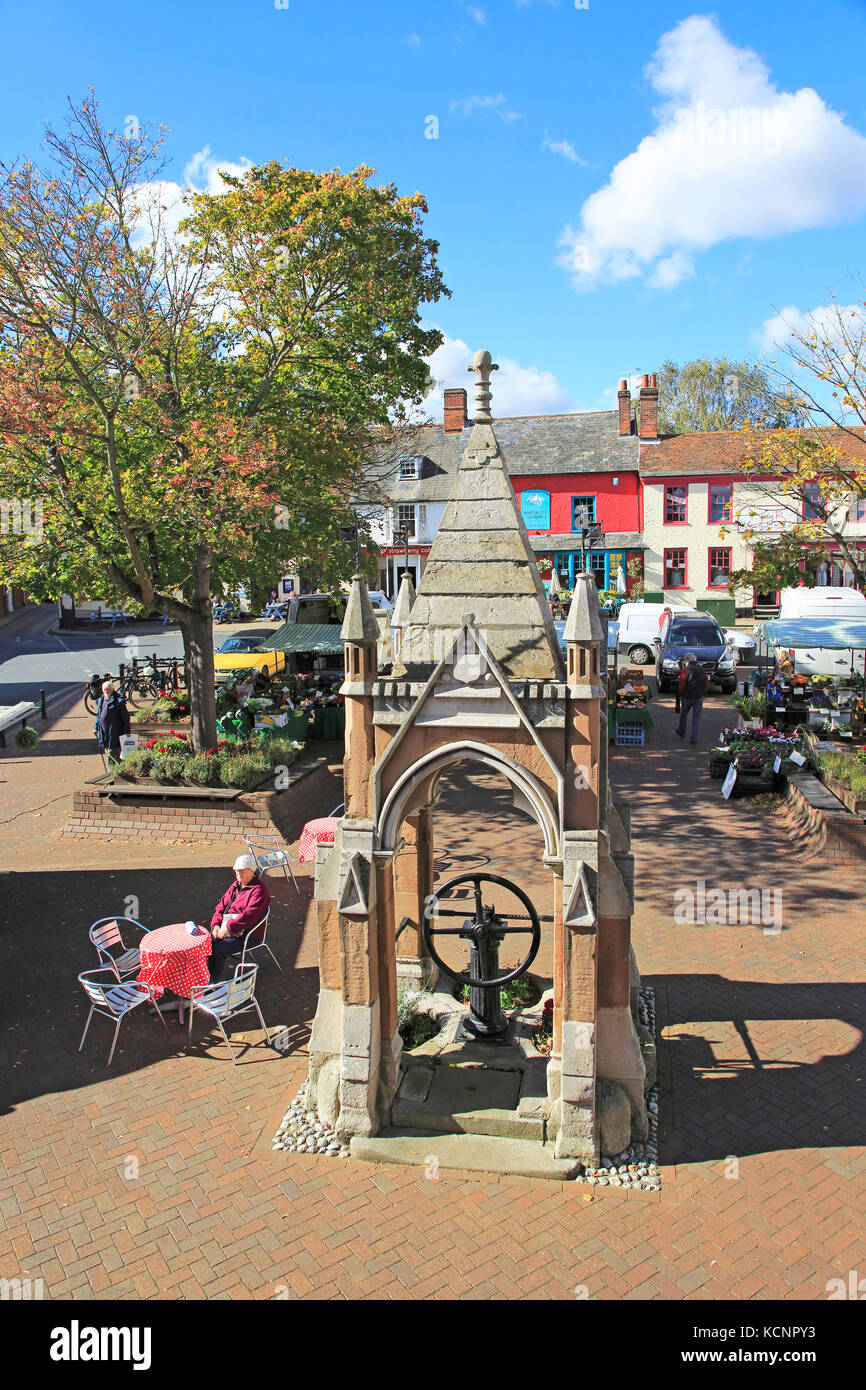 Marché hebdomadaire le Market Hill, Woodbridge, Suffolk, Angleterre, RU Banque D'Images