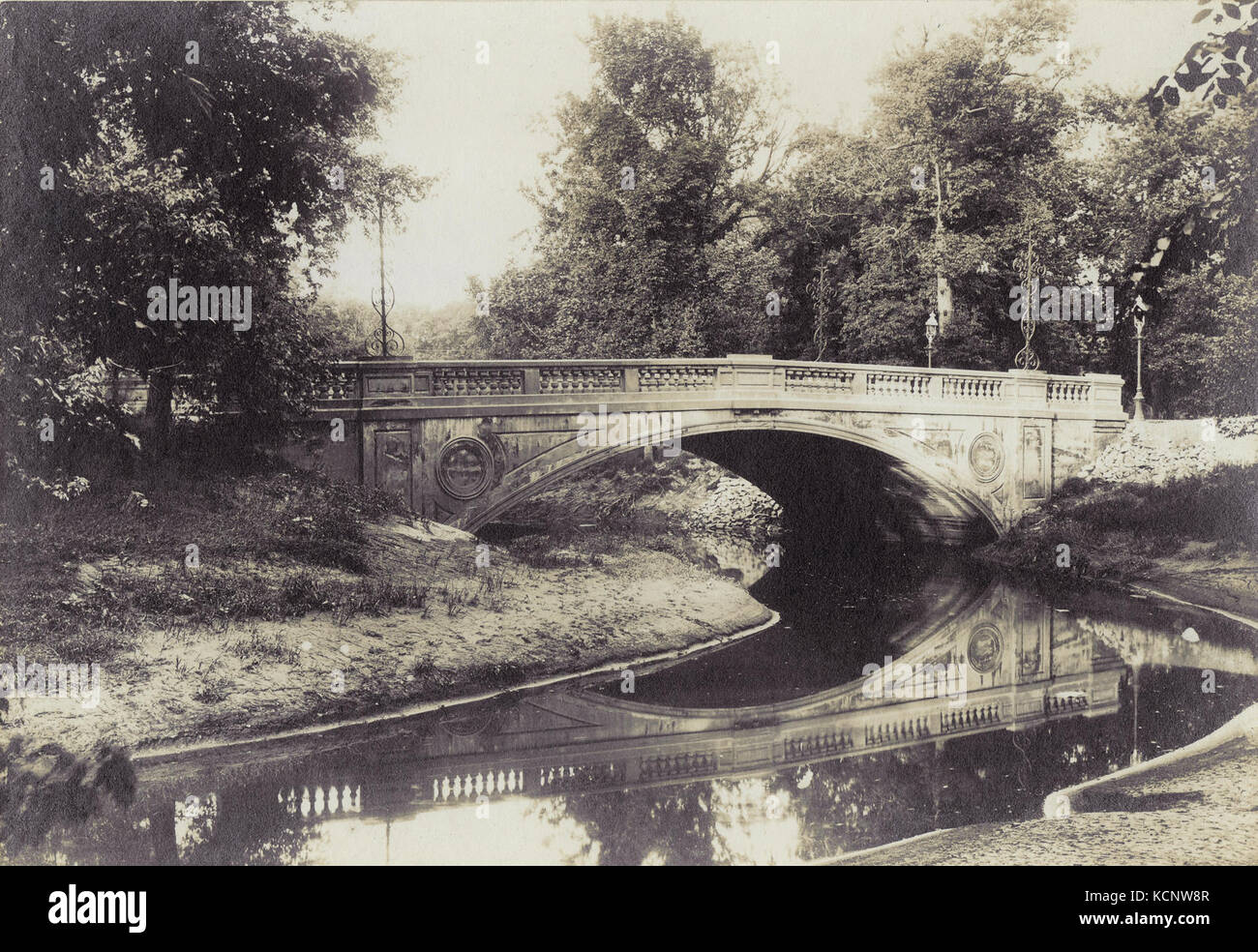 Une photographie du pont Columbus dans Forest Park, équipé Louis, Missouri. Ce pont historique est un point de repère remarquable dans le parc, mettant en valeur l'architecture américaine du début du XXe siècle. Banque D'Images