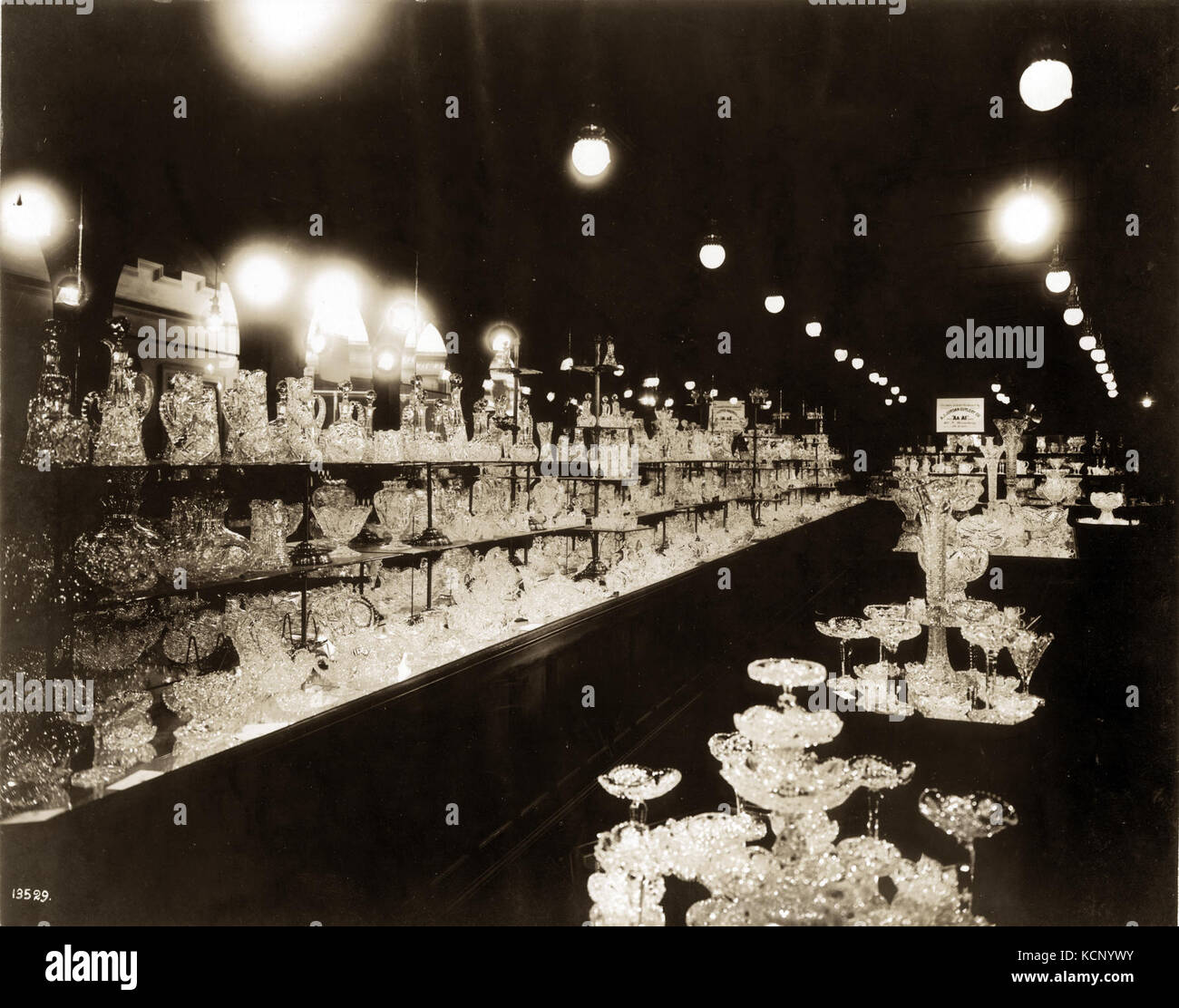 L'entreprise de coutellerie A.J. Jordan a présenté une exposition de verre taillé au Département des manufactures lors de l'exposition universelle de 1904, présentant l'artisanat du verre et les techniques de fabrication du début du XXe siècle. Banque D'Images