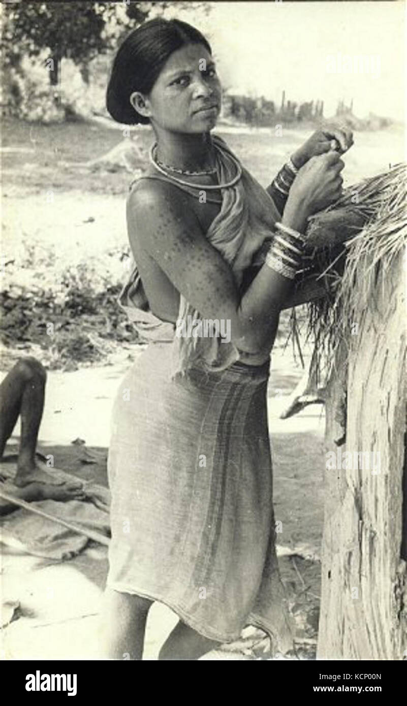 Mode femme tribal indien central un tatouage sur son biceps Banque D'Images