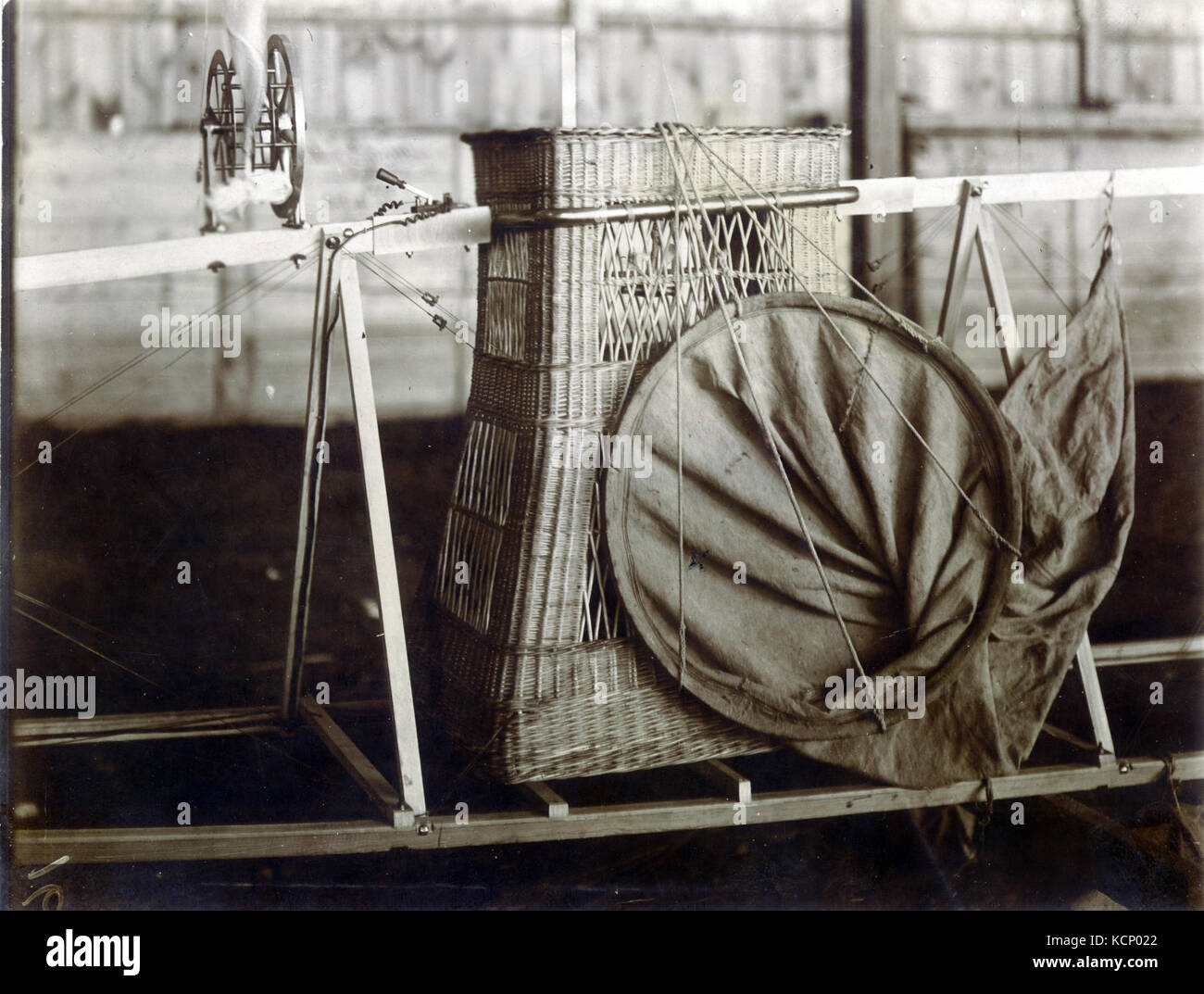 Le panier du dirigeable Santos Dumont, exposé à l'exposition universelle de 1904, représente les progrès de l'aviation au début du XXe siècle. Il met en lumière les efforts pionniers dans la conception de dirigeables par Alberto Santos-Dumont et présente les innovations dans la technologie de vol. Banque D'Images