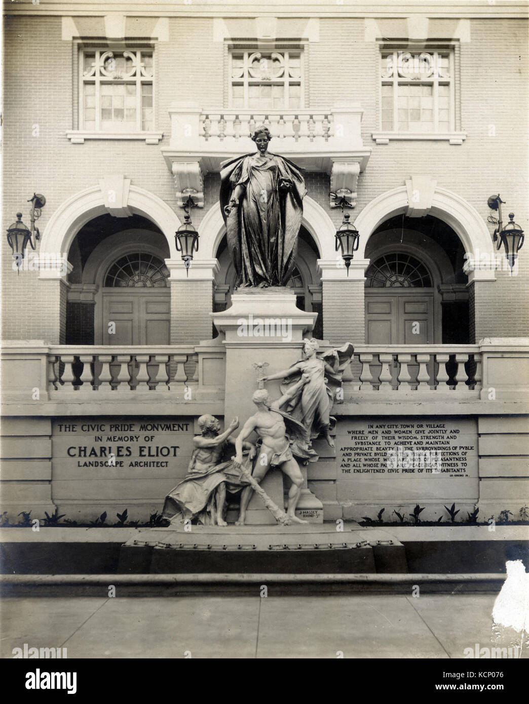 La fierté civique Monument à Charles Eliot devant la mairie de la rue de la section Modèle Pike à la foire mondiale de 1904 Banque D'Images