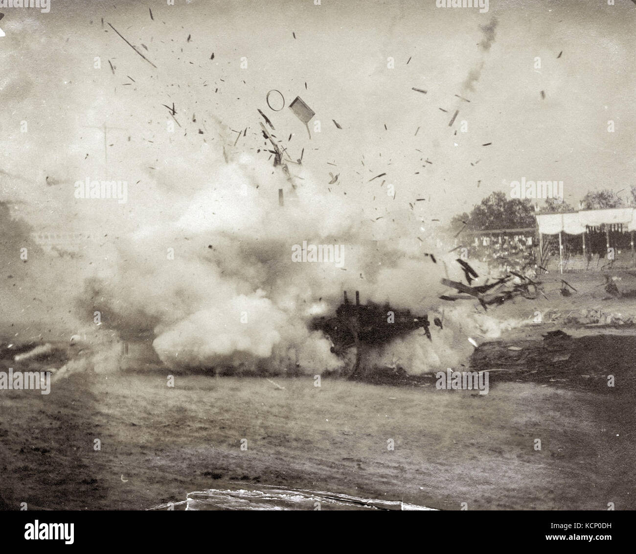 Explosion d'un wagon de munitions pendant une reconstitution de la bataille de Paardeberg dans une guerre des Boers attraction sur les Pike à la foire mondiale de 1904 Banque D'Images
