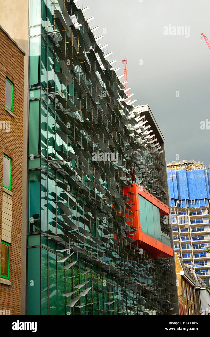 Un revêtement extérieur de l'architecture moderne sur une tour à Londres, Angleterre, RU Banque D'Images