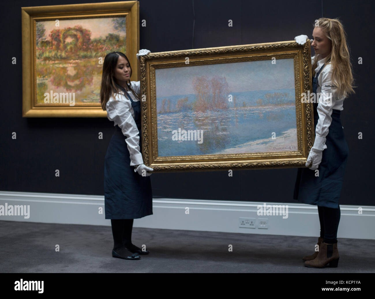 Les employés de Sotheby tiennent les Gla&Atilde;&sect;ons de Claude Monet, Bennecourt, 1893 ans, devant les Arceaux de Roses, Giverny, 1913 ans, (à gauche), tous deux dans le cadre de la vente de soirée impressionniste et moderne de Sotheby, qui s'est tenue le 14 novembre 2017 à New York. Banque D'Images